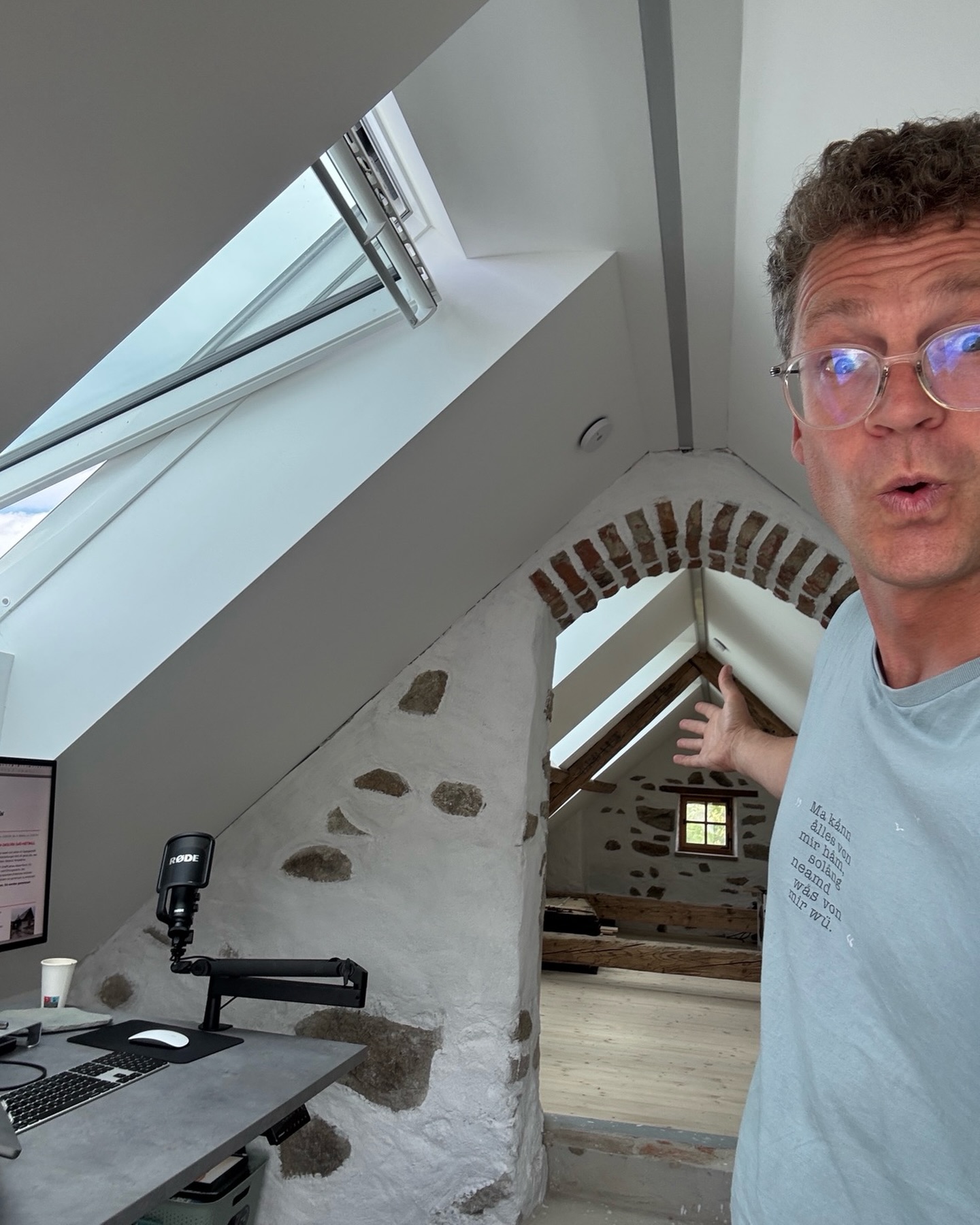 🔨 Erster Arbeitstag im neuen „Büro“ – jetzt geht’s los 🤩 !
Heute war er endlich da – mein erster Arbeitstag im neuen Büro in der Schmiede. Oben komplett ausgebaut und nutzbar gemacht, unten die Schmiede selbst noch im Urzustand, da wartet noch a bissl Arbeit auf mich. Aber das Büro: ist schon mal fertig. Und mehr als das:
🏔️ Der Blick
Blick auf den Sternstein, altes Gemäuer im Obergeschoss, Licht von oben durch die Dachfenster. Kein Zufall, dass der Kopf heute freier war als sonst wo.
🔥 Nomen est Omen
Und ausgerechnet an diesem ersten Tag, in der alten Schmiede, wurde mit einem Kunden der 24-Stunden-Workshop „Strategien schmieden“ fertig konzeptioniert. Auch aus dieser Idee wird jetzt Wirklichkeit.
Vom Erlebnis zum Ergebnis® – heute im ganz Kleinen selbst erlebt und stolz.
PS: Da ist noch einiges an Platz, der sich auf seine Nutzung freut – mehr dazu bald. Nur so viel: Ganz hinten steht noch ein altes Blasebalg aus dem Jahr 1843. Das wird zum Lounge-Tisch.
Der Bucketlist Schmied – Thomas = )
#BucketlistSchmied #VomErlebnisZumErgebnis #StrategienSchmieden #Schmiede #NeuesBüro