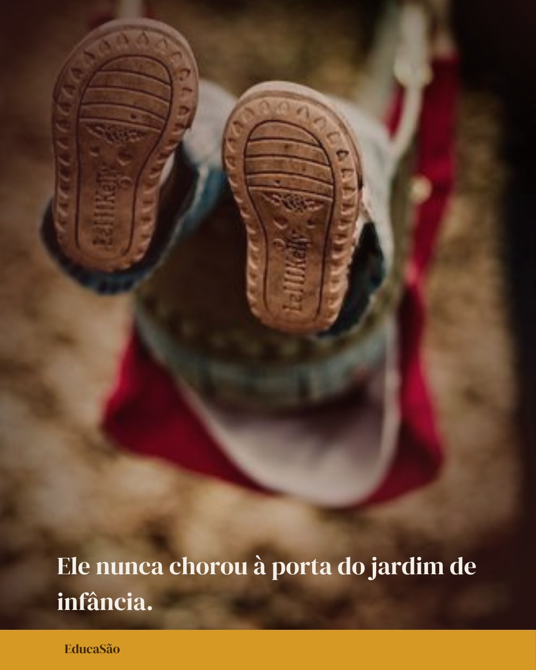 Uma mãe contou-nos a história do filho no jardim de infância.
Durante semanas, ele entrou na sala sem chorar.
Fazia o que lhe pediam. Concordava com tudo.
E, todas as tardes, no caminho para casa, perguntava:
“Mãe, amanhã eu não preciso de ficar, pois não?”
A mãe tinha estado naquela sala nos primeiros dias. Não havia nada de concreto que conseguisse apontar como errado. Só uma sensação difícil de explicar: não sentia que o filho estivesse verdadeiramente a ser recebido.
Mesmo assim, ele entrava.
Porque confiava na mãe. Se ela o deixava ali, aquele lugar devia ser seguro.
Nunca chorou. Nunca protestou. Nunca se recusou a entrar.
Até ao último dia.
Nesse dia, à porta, disse que não queria entrar.
Bowlby e Robertson descreveram, há mais de sessenta anos, diferentes respostas das crianças pequenas à separação das suas figuras de vinculação. E uma coisa importa lembrar: não protestar não é sinónimo de estar bem.
Mas há outra coisa que também precisamos de dizer.
- Chorar não é sinónimo de estar mal. -
Uma criança pode chorar quando está a ser acolhida.
Pode ter percebido que a separação vai custar. Pode sentir a falta. Mas pode deixar cair, junto de um adulto seguro, aquilo que não consegue mudar.
E poder chorar sem ter de se recompor, sem ser apressada, sem ouvir “já passou”, é a forma de ser acolhida.
É aqui que a leitura de Neufeld nos ajuda: as lágrimas são parte do processo através do qual a criança aceita uma realidade que não pode mudar → mas precisa de uma relação segura onde possa fazer esse trabalho.
Por isso, talvez não devêssemos perguntar apenas:
“Ela chorou?”
Nem:
“Ela entrou sem chorar?”
Talvez a pergunta mais importante seja:
“Havia um adulto ali com quem ela pudesse ser exactamente como estava?”
Porque uma criança não precisa apenas de conseguir ficar.
Precisa de ser recebida.
E é isso que devemos procurar quando dizemos que uma criança “ficou bem”. 💛