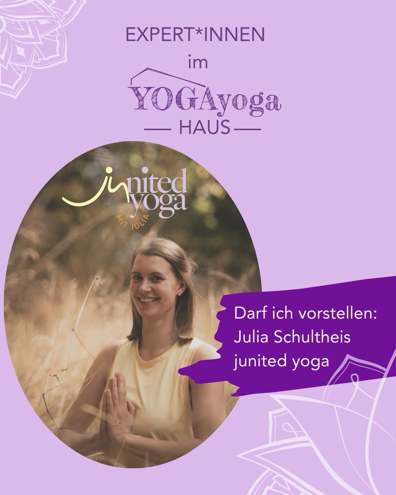 Die Expert*innen im YOGAyoga-Haus
Ich möchte euch auch die Menschen vorstellen, die das YOGAyoga-Haus ab September mit ihren Kursen und Angeboten mit Leben füllen.
Heute: Julia von junited Yoga
Julia wird ab Oktober am Donnerstag Abend Vinyasa-Yoga im YOGAyoga-Haus geben und ihre ganz eigene Energie mitbringen. Bei Ihr erlebt ihr einen kraftvollen und dynamischen Vinyasa-Stil. Und natürlich möchte ich euch nicht nur erzählen, was sie anbietet, sondern auch ein bisschen die Frau dahinter kennenlernen lassen.
Deshalb habe ich ihr drei Fragen gestellt:
💜 Wenn du dich für eine einzige Asana entscheiden müsstest – welche wäre es und warum?
Ganz klar: Tadasana – die Berghaltung. Ich mag, dass sie so schlicht wirkt und trotzdem so viel in sich trägt. Einfach ankommen, bewusst stehen, den Körper spüren und einmal ganz bei mir sein. Für mich beginnt genau da Yoga.
💜 Welchen Satz sagst du als Yogalehrerin wahrscheinlich ständig?
„Schultern weg von den Ohren.“ Diesen Satz sage ich wahrscheinlich in jeder Stunde. Dadurch soll unnötige Spannung losgelassen werden – denn mit entspannten Schultern wird oft auch der Atem freier, der Kiefer locker und der ganze Körper entspannter.
💜 Was bringt dich immer wieder zurück auf die Matte?
Die Bewegung und das Gefühl danach. Ich liebe es, durch kreative Flows ganz bei mir anzukommen und dabei für einen Moment das Gedankenkarussell leiser werden zu lassen.
Lern Julia und ihr Angebot gerne auch bei der Eröffnung am 6.9. kennen. Sie wird natürlich auch da sein.
Und vielleicht hast du ja auch eine Idee, die ins YOGAyoga-Haus gehört?
Du möchtest einen Kurs, Workshop oder dein eigenes Angebot hier verwirklichen?
Dann melde dich gerne bei mir.
Ich freue mich auf deine Idee!