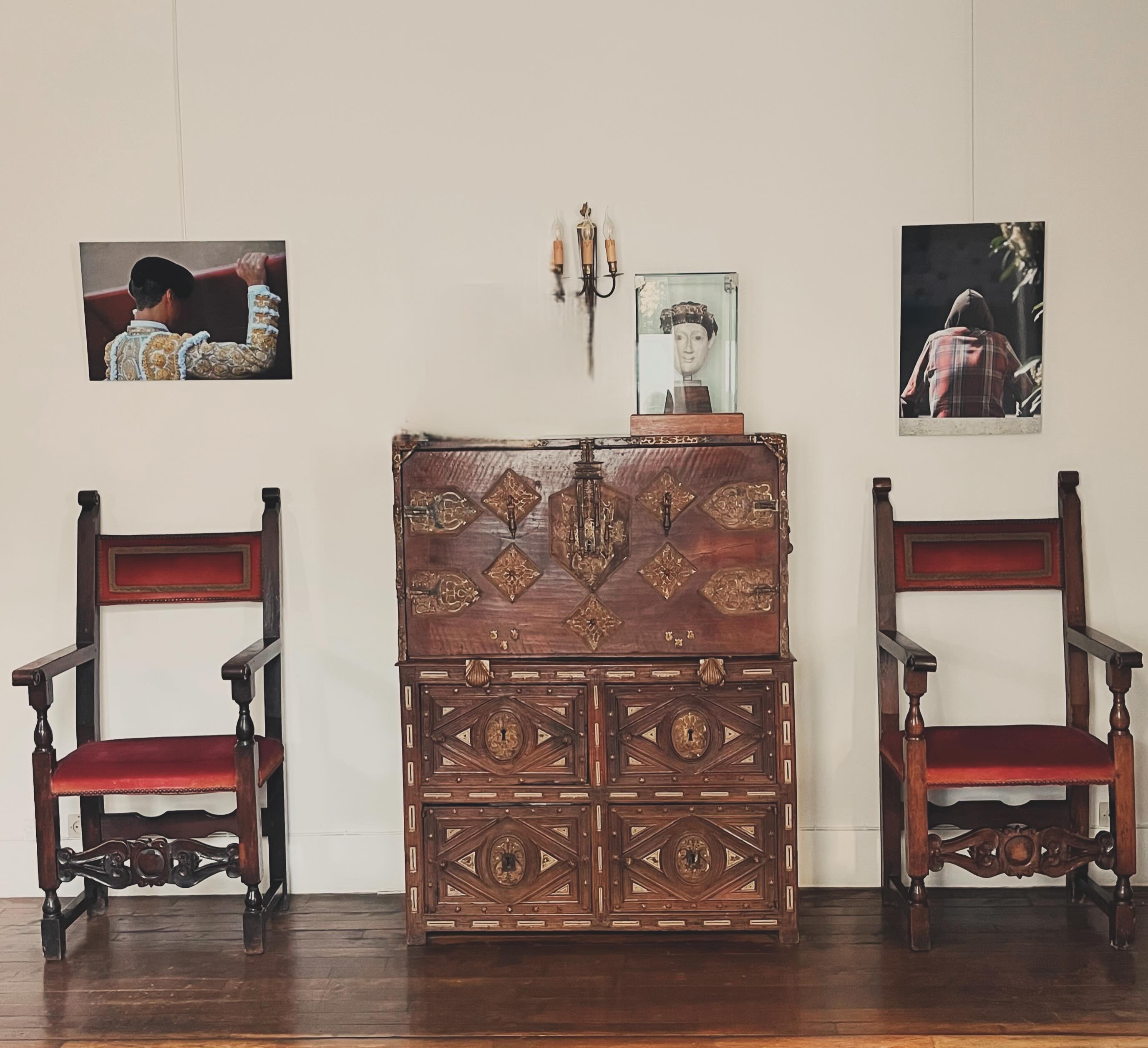 Nous sommes à J-2 du vernissage de l’exposition que je consacre aux photographies de Jean-Philippe Taslé d’Héliand.
Une prise de vue de l’exposition pour vous montrer comme j’aime associer l’art contemporain et le mobilier Haute Époque de ma collection.
Je présente les œuvres dans mon intérieur, je crée un dialogue avec les meubles et les objets qui m’entourent. Les contrastes saisissants entre ces grandes périodes de l’art, du XVIe au XXIe siècle, permettent tout particulièrement de mettre les photographies en valeur et de les regarder autrement, dans un cadre plus vivant et plus personnel que celui d’une galerie d’art traditionnel. Une autre façon de travailler!
Jean-Philippe Taslé d’Héliand — Le Mur
Vernissage jeudi 24 septembre, de 18h à 22h30.
Exposition du 25 septembre au 20 octobre 2026.
Tous les jours sur rendez-vous, contactez-moi.
Collection Stéphanie Peyrissac
Paris 16e
📩 contact@collectionstephaniepeyrrissac.com
🌐 galeriecollectionstephaniepeyrrissac.com
#jpthphotographe #photo #collectionstephaniepeyrissac #paris16 #artlovers