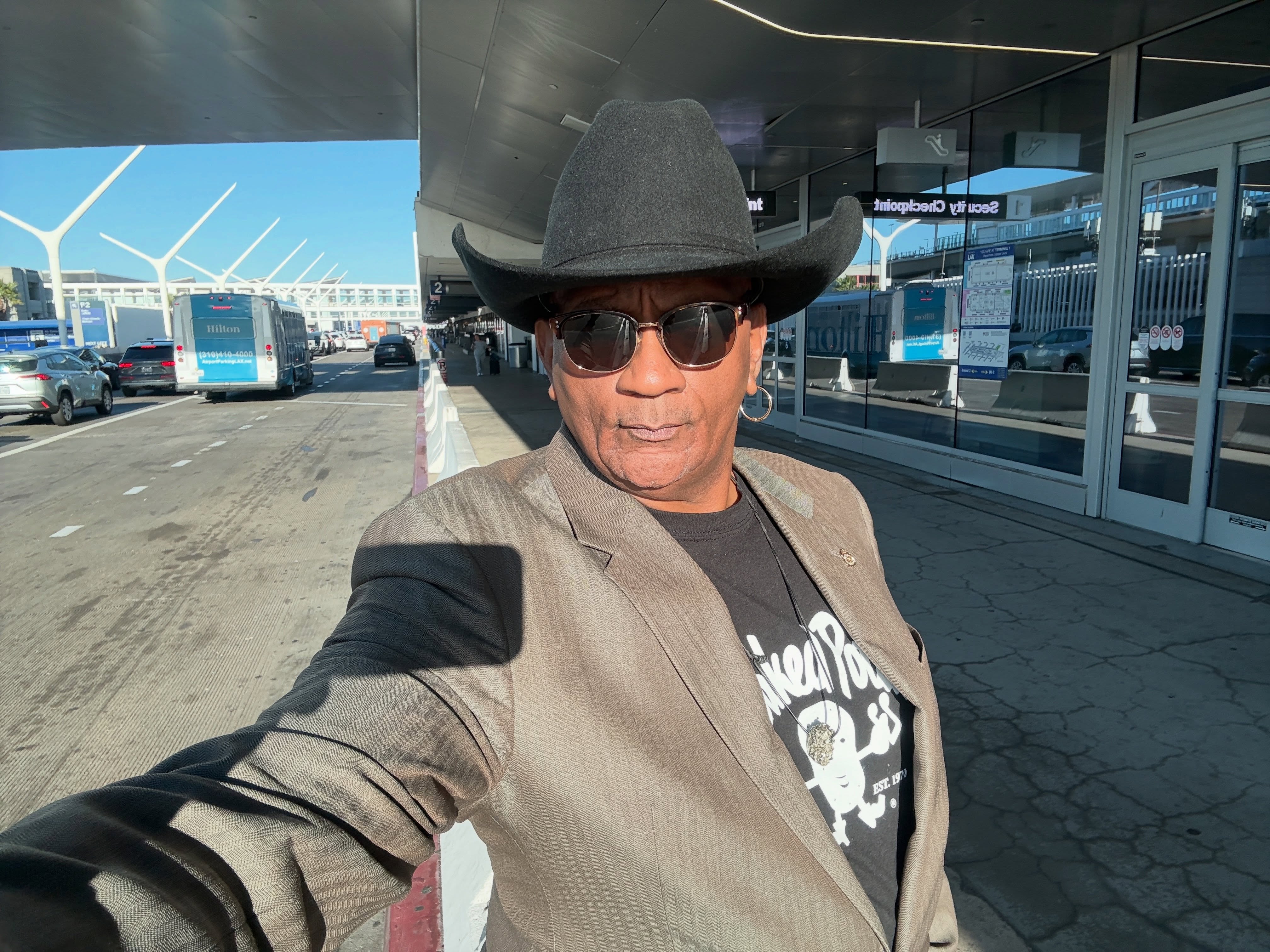 Felt cute. Might delete later. (From my last gig traveling) 🧭 🧳 @flylaxairport @southwestair Respect ✊🏾 to @cody_james_official @fostergrant @bakedpotatojazzclub #followme @gussiemiller #singersofinstagram