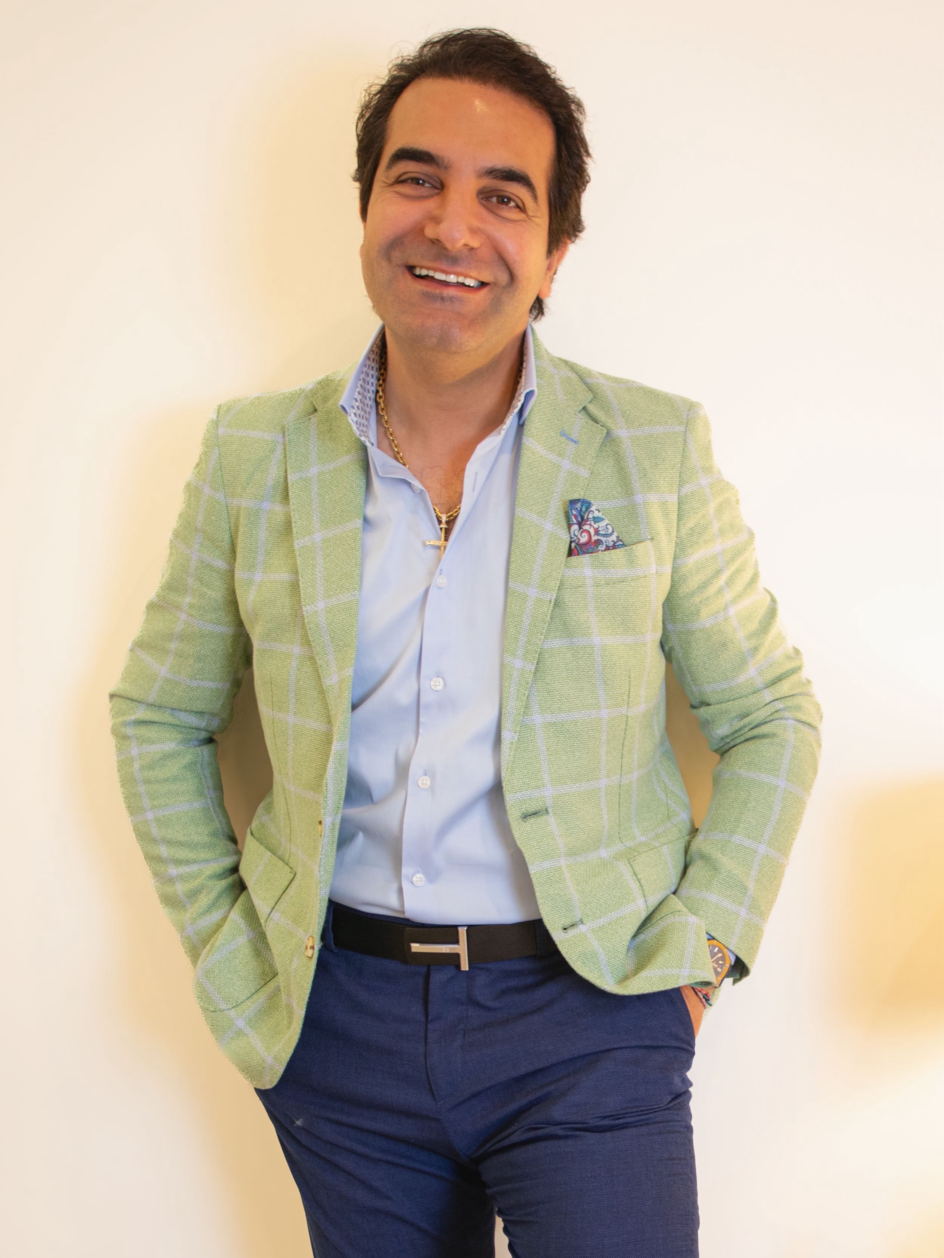 Meet Yamen Dak—a hairstylist and colorist trained at the prestigious Dessange Academy in Paris, With over 30 years of international experience. Renowned for his signature balayage technique and beautifully seamless color, his celebrity portfolio includes Nicole Kidman and Heather Graham. Today, he brings his refined artistry to Cerón in @hp_village.