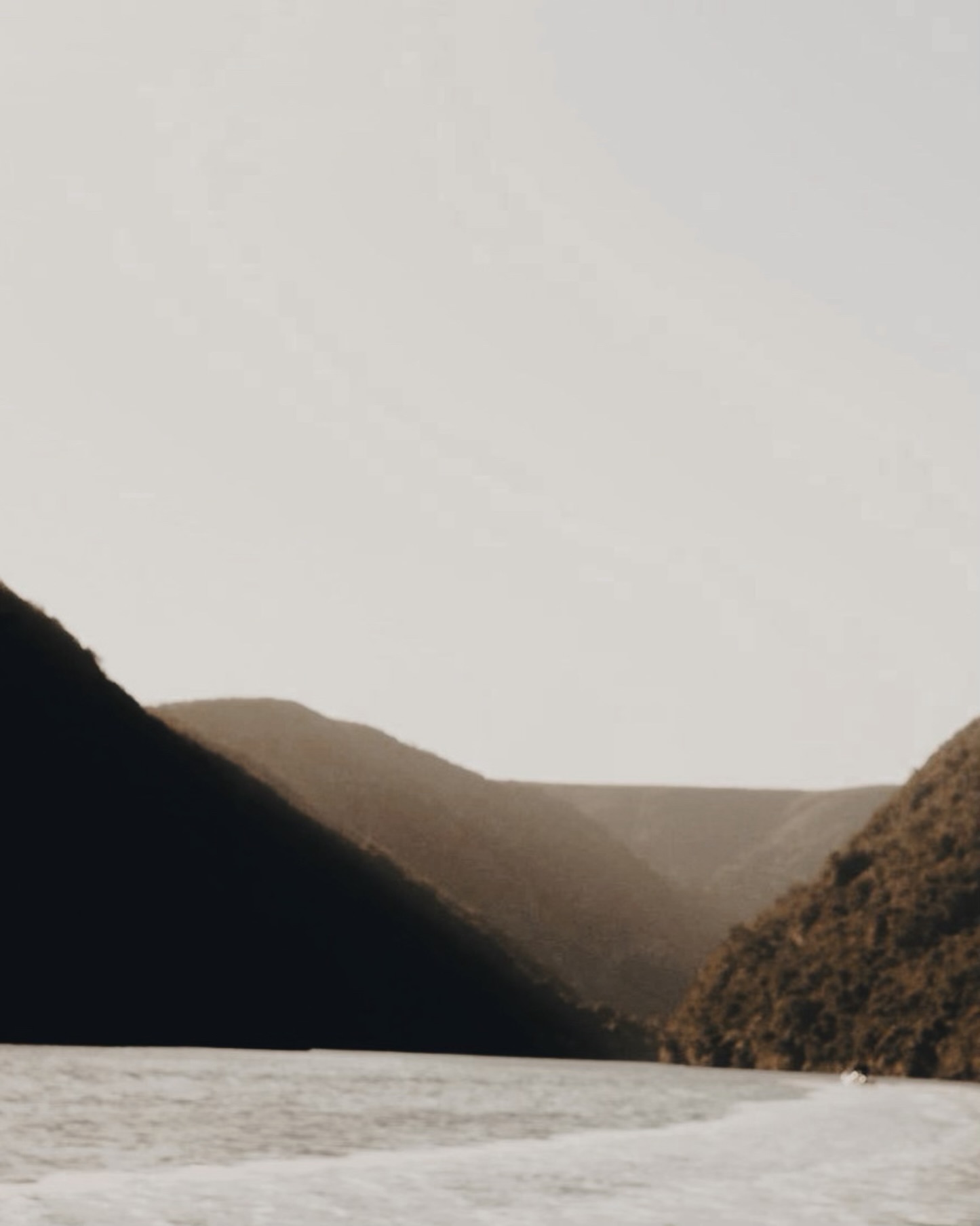 The Keurbooms River is one of Plettenberg Bay’s best kept secrets. 🤎
Spend an afternoon drifting upriver, as the mountains close in around you.
Some of the most beautiful stretches of the Keurbooms can only be reached from the water by boat, canoe or SUP.
No roads. No crowds. Just river, mountains and somewhere new around every bend.