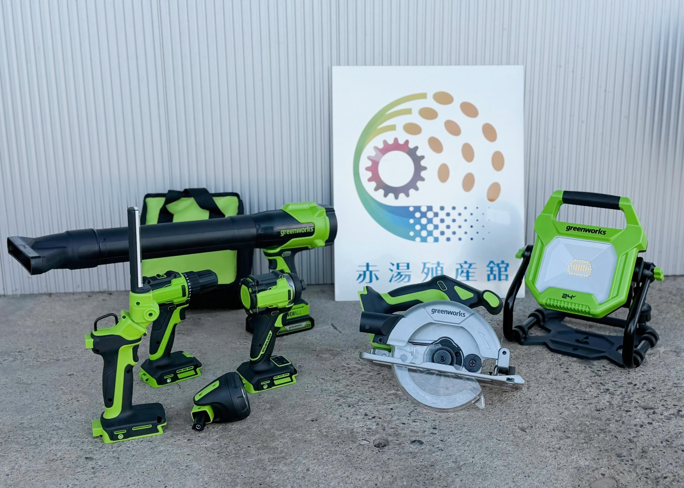 🌱新商品のお知らせ🌱
やまびこジャパン新商品
「greenworks(グリーンワークス)シリーズ」取り扱いを開始しました!
コードレスで、手軽に使いやすい充電式工具です。
工具を使用していないときは外部USBポートで電源としても使用可能!
庭のお手入れやDIYなど、ちょっとした作業にもおすすめです🌿
「手軽に使える工具が欲しい」という方は、ぜひチェックしてみてください😊
#赤湯殖産舘
#greenworks
#グリーンワークス
#コードレス工具
#充電式工具