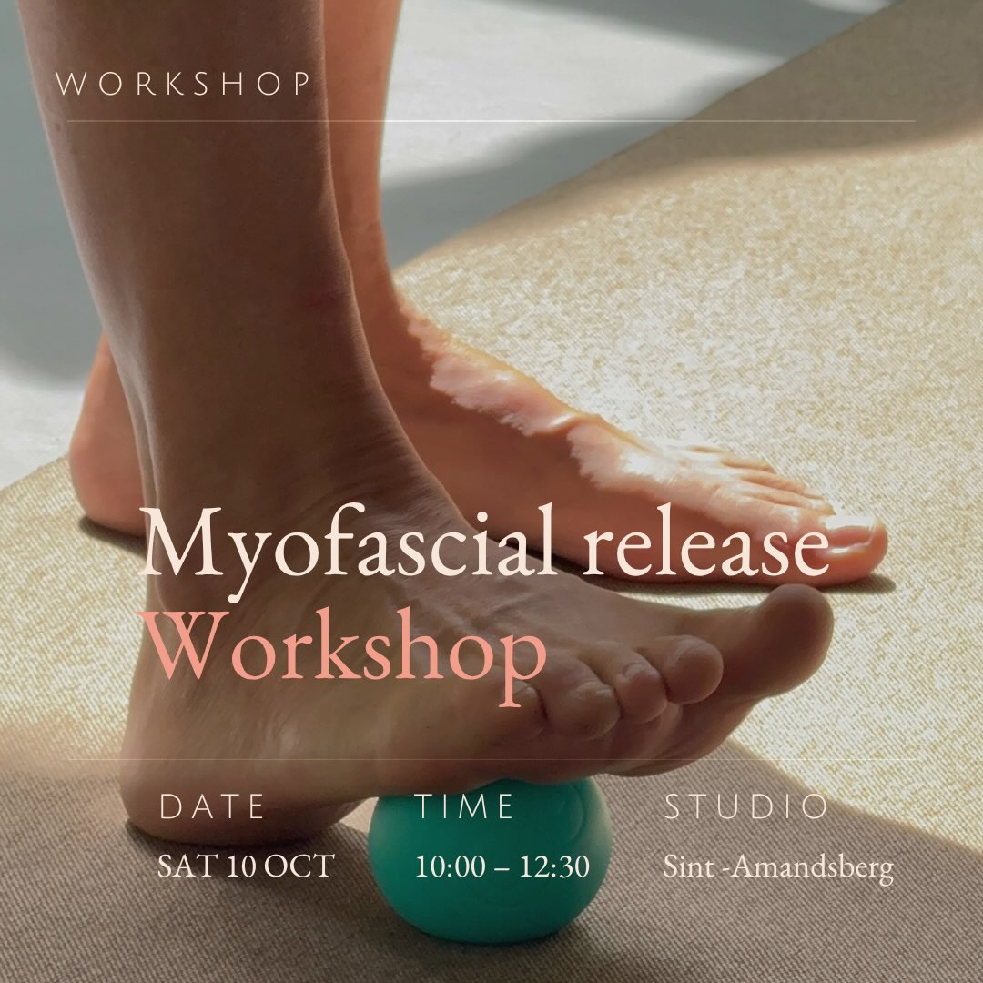 ✨ WORKSHOP MYOFASCIAL RELEASE ✨
Nek • Schouders • Rug • Heupen
Last van een stijve nek, gespannen schouders of een vermoeide rug? Tijdens deze workshop leer je eenvoudige myofascial release-technieken om spanning los te laten, vrijer te bewegen en je lichaam én zenuwstelsel meer rust te geven. 🌿
Annick van @yoganicmoves neemt je tijdens deze workshop mee in de wereld van myofascial release.
Myofascial release richt zich op de fascia, het bindweefsel dat doorheen je hele lichaam loopt. Met zachte druk en gerichte technieken helpen we spanning in het lichaam los te laten en het bindweefsel soepeler te maken. Zo creëer je meer ruimte en bewegingsvrijheid en ondersteun je ontspanning en herstel.
Met massageballen en yogablokken gaan we aan de slag met de zones waar spanning zich vaak opstapelt. Je leert praktische technieken die je nadien ook eenvoudig thuis kunt toepassen.
🗓 Zaterdag 10 oktober van 10u tot 12u30
📍 JOY Studio
💶 €55
Deze workshop is geschikt voor iedereen. All ages, all levels, preferably all smiles when we roll out our mats🫶
In te boeken via de bsport app of via de website www.journeyofyoga.be/studio