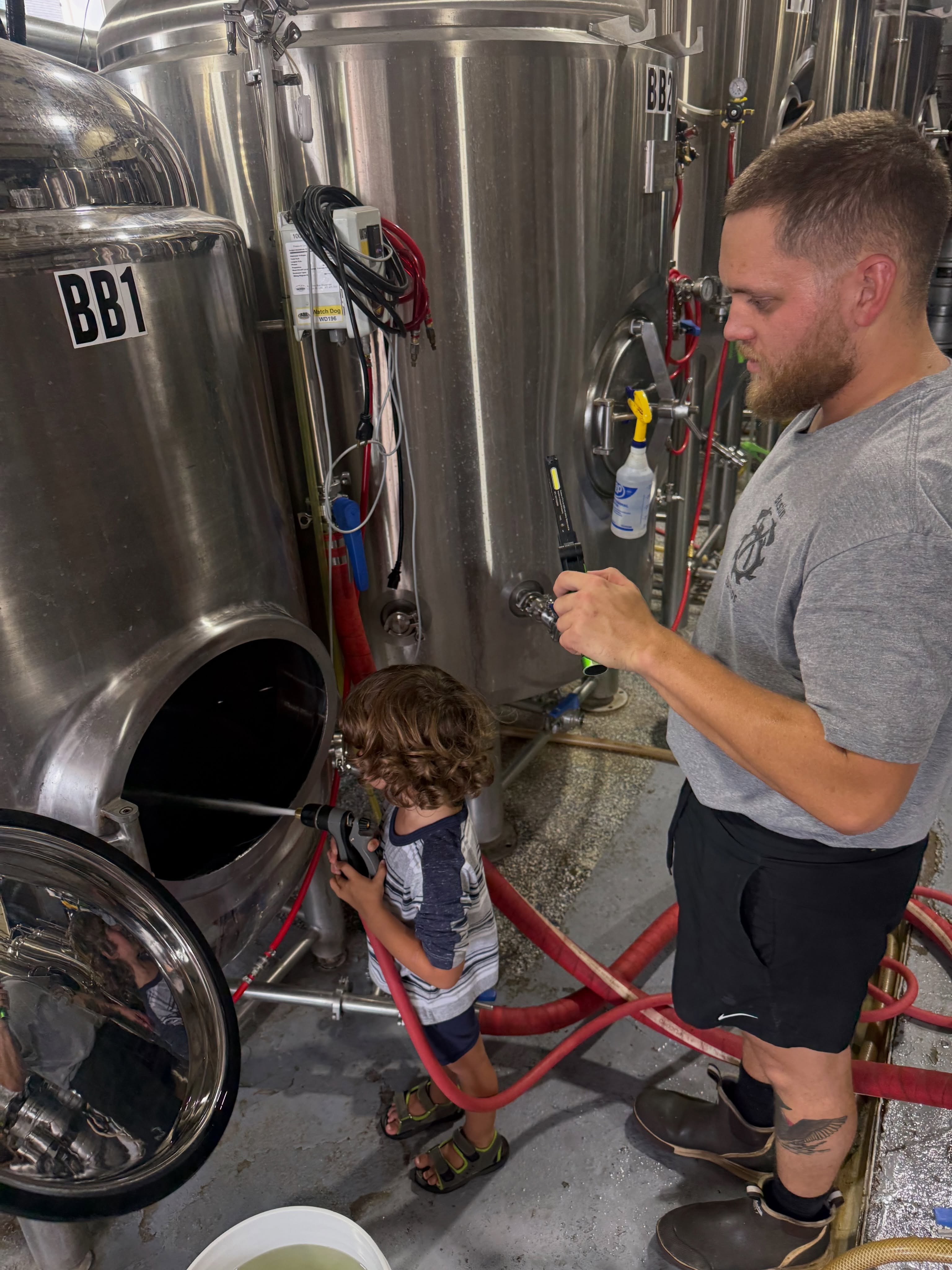 Porter James learning what it takes to clean a tank. Not pictured.. him spraying us all with the hose after 🤪 #makeworkfun #brewerylife #rockyreefbrewing #craftbeer