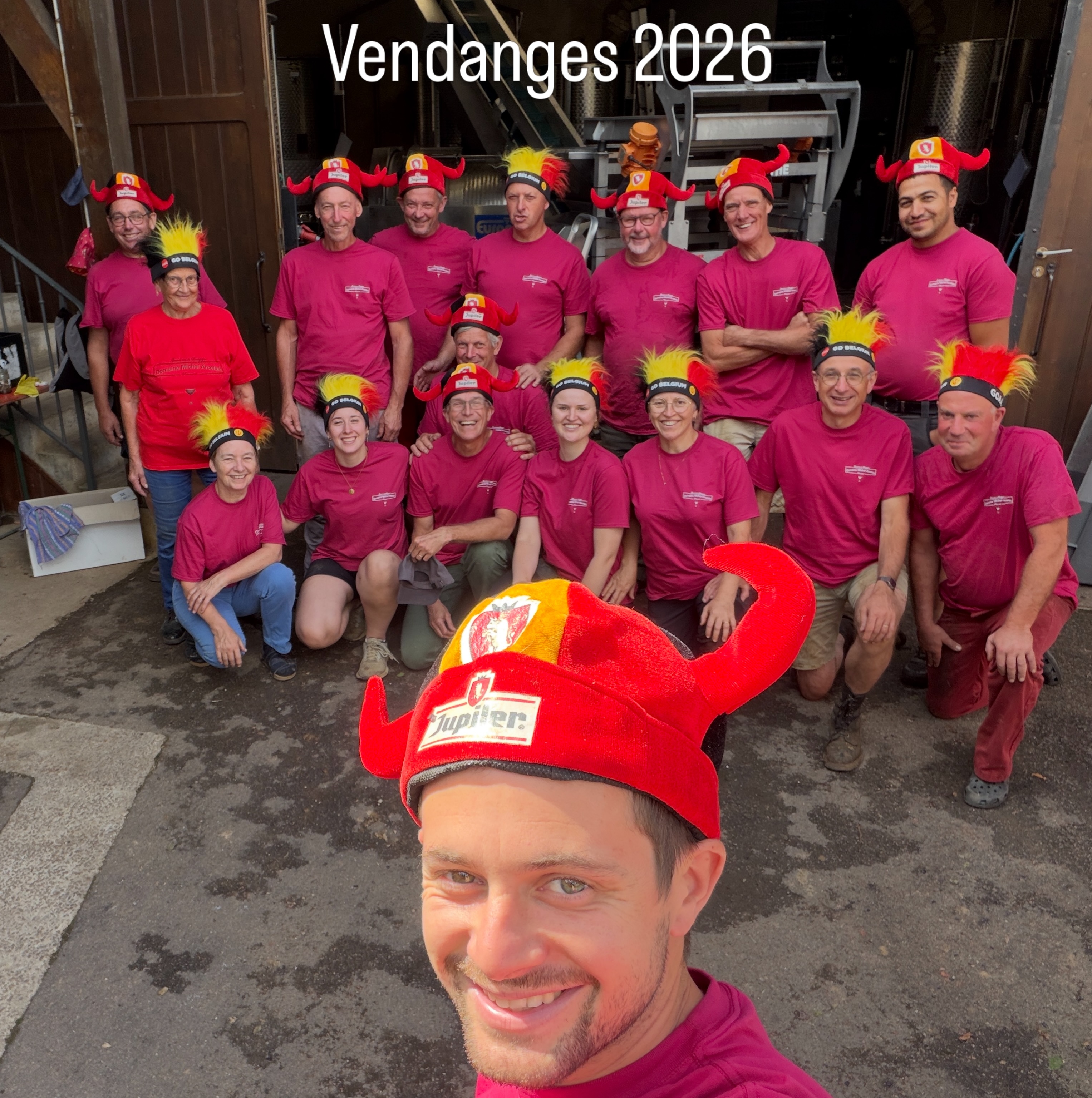 🍇 Fin des vendanges 🍇
Après les coupes, place à la dégustation ! Notre fidèle équipe de vendangeurs Belges s’est retrouvée à la cave pour goûter le fruit de leur travail, parcelle par parcelle
Une mention spéciale pour Freddy 🎉 qui fête ses **30 vendanges** au domaine ! Trois décennies de sécateur et de mains tachées de jus de raisin — on ne pouvait pas laisser passer ça sans un Jéroboam de Pommard 🍷 Merci Freddy, pour ta fidélité et ton œil qui ne trompe jamais sur un raisin mûr.
La soirée s’est terminée en beauté à la paulée, autour des bouteilles ouvertes pour l’occasion, un beau moment, quand toute l’équipe partage enfin ce qu’elle a mis tant de soin à récolter. 🍷
Merci à tous nos vendangeurs 🙏 Vivement l’année prochaine !
#vendanges2026 #paulee #pommard #bourgogne #domaineviticole