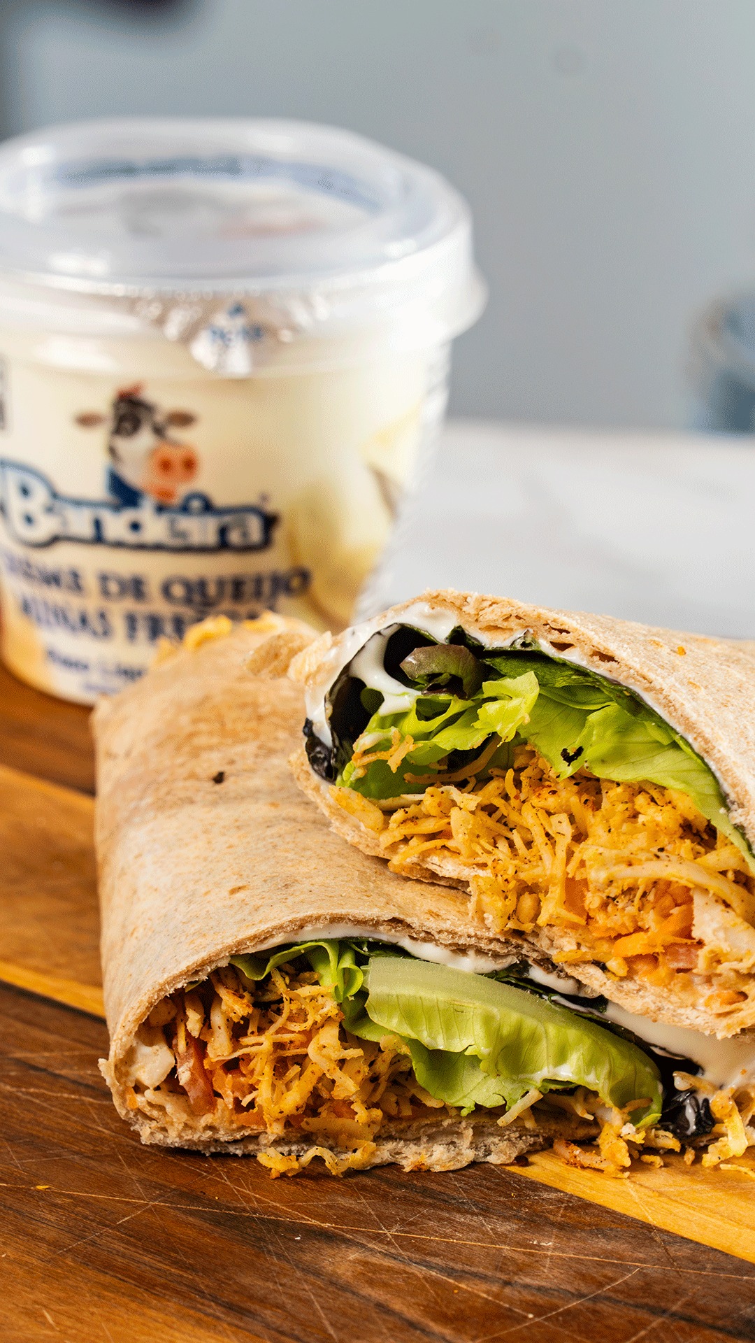 O wrap perfeito pra quem busca equilíbrio e praticidade após um dia corrido. 🌯🧀
O frango desfiado traz a proteína necessária pra manter a energia ao longo do dia, enquanto o Creme de Ricota Bandeira entrega aquela cremosidade que deixa tudo mais saboroso, sem pesar.
É o tipo de receita que cabe na correria, mas que também surpreende pelo sabor.