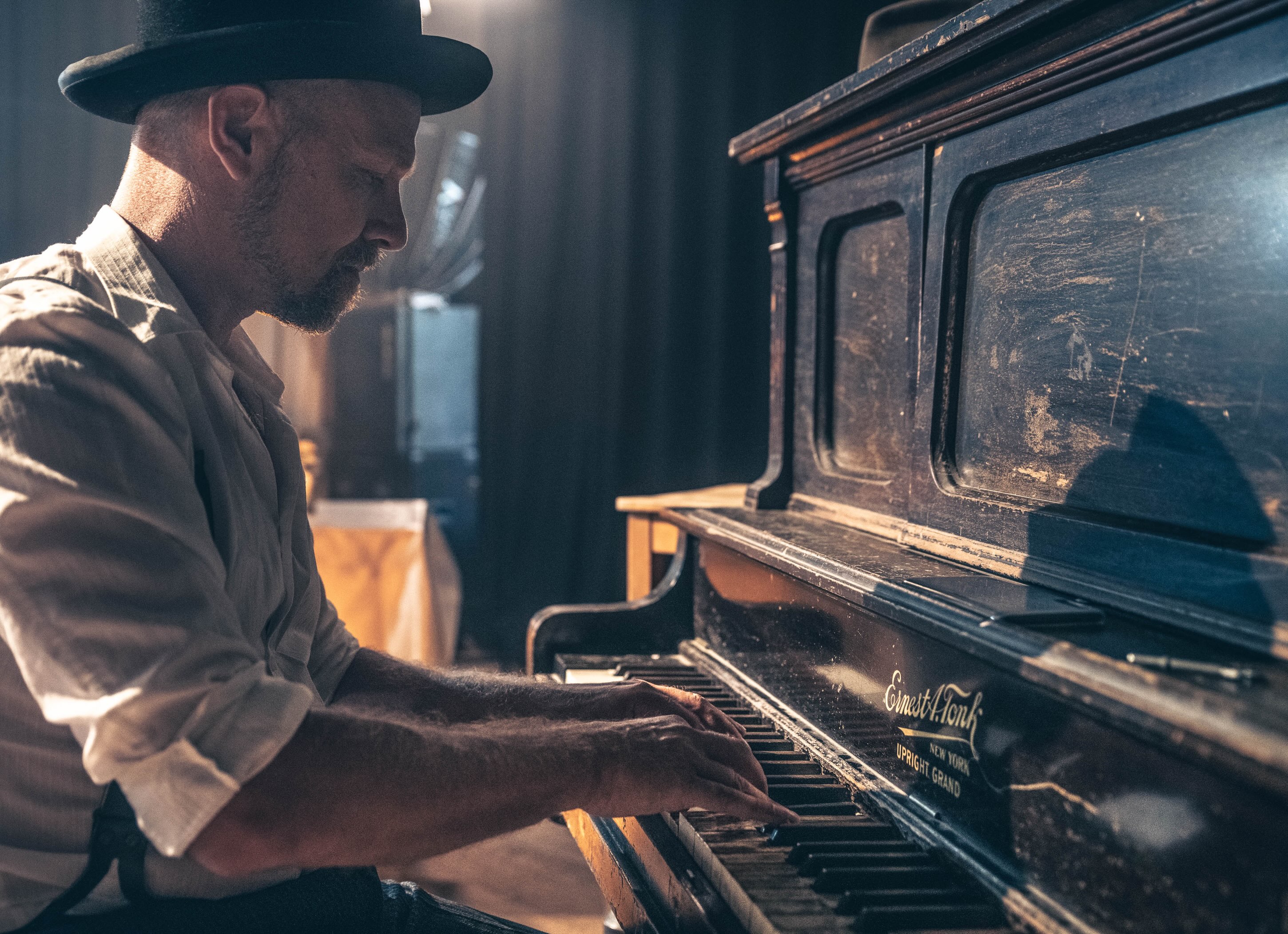 🍂 ESITTELYSSÄ TORIJAMIEN MUUSIKOT 🍂
Kalle Katz on loviisalainen pitkän linjan improvisaatiomuusikko ja säveltäjä. Hän on opiskellut pianismia ympäri Pohjolaa ja nauttii suunnattomasti yllättävistä musikaalisista kohtaamisista.
🍂 ESITTELYSSÄ TORIJAMIEN MUUSIKOT 🍂
Aleksi Aromaa (s. 1983) on Hämeenlinnassa asuva freelance laulaja, näyttelijä ja muusikko. Hän on työskennellyt teatterin parissa yli 20 vuoden ajan tehden rooleja monipuolisesti draamasta farssiin. Aromaa on valmistunut laulajaksi Complete Vocal Institutesta (Kööpenhamina 2012) sekä muusikoksi Pop&Jazz Konservatoriosta (Helsinki 2012).
Näyttelijänä Aromaata on voinut nähdä mm. Tampereen Työväen Teatterissa, Hämeelinnan teatterissa sekä lukuisissa eri kesäteattereissa ympäri Suomen. Hän on näytellyt mm. musikaaleissa Momentum 1900 ja Kinky Boots (TTT), We Will Rock You (Helsingin Jäähalli). Muusikkona Aleksi tunnetaan erityisesti laulajana ja basistina. Hän kilpaili menestyksekkäästi The Voice of Finlandin kaudella 2022 Juha Tapion tiimissä. Basistina hänet on nähty paitsi teatterilavoilla, myös yhtyeessä Sir Elwoodin hiljaiset värit sekä sen sisaryhtyeessä Sir Elwoodin vieraskirja.
📷: Lauri Ellilä
🍂 ESITTELYSSÄ TORIJAMIEN MUUSIKOT 🍂
Thomas Törnroos (s. 1975) on porvoolainen jazzrumpali ja lyömäsoitintaiteilija, joka työskentelee laajasti musiikin alalla. Törnroos luotsaa Soul & Jazz Time Out klubia Loviisassa. Hän soittaa mm. seuraavissa levyttävissä kokoonpanoissa: Jukka Gustavson Street Level, Mr. Fastfinger, Ronja Stanley ja Heikki Sarmanto.
