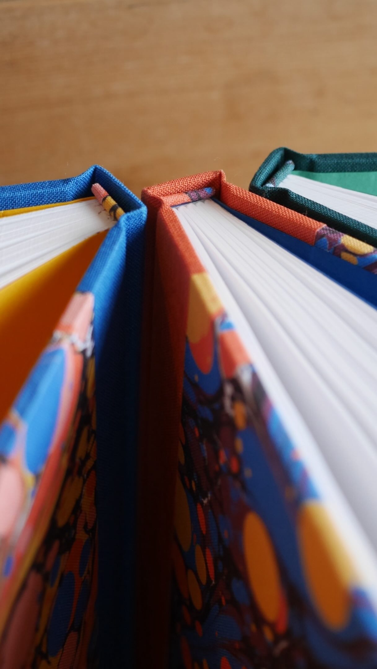 🤝 Collab with me on a bespoke stationery collection!
✏️ Are you an artist, designer or printmaker? Fabric, wallpaper or print designer? I’m opening up a couple of spots for wholesale notebook collaborations (UK only) this October and I’d LOVE to hear from you/your shop!
📕 Notebooks are A5 hardback, lined or plain pages.
🌈 The cover, spines, endbands, endpapers and printed bellybands are the canvas for your designs.
🙌 Handmade by me in my London studio, with our co-branded foiling.
✨ Send your ideas/digital mockups to hello@wainwrightbookbinding.com
💡 Submissions by 18th Sept
📚 Examples in this video are some past notebook collabs with gorgeous brands @projektityyny @sophieharpley @alexmonroejewellery