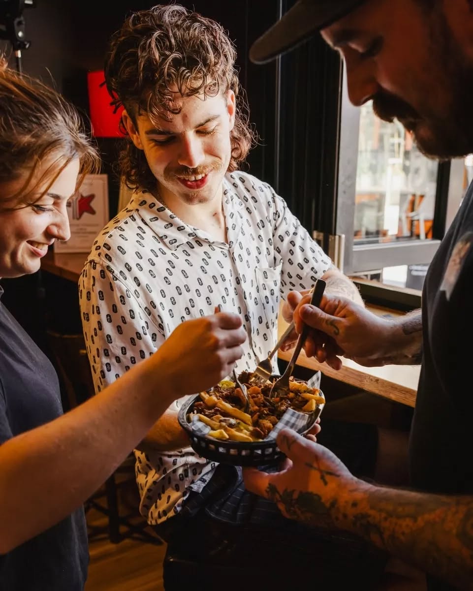 Sometimes sharing a snack is the way to go 🤝