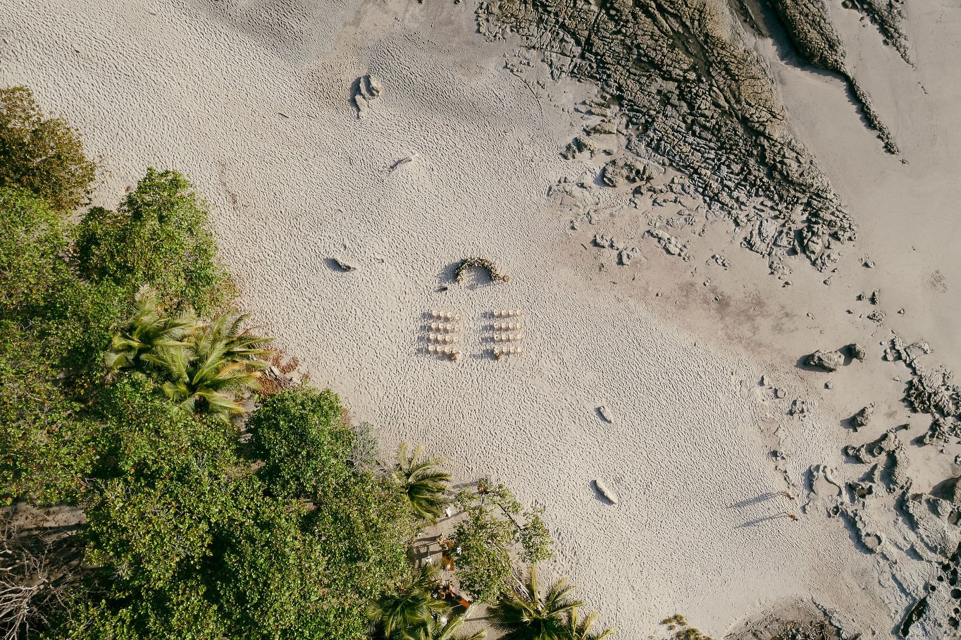 Fly with us into the dreamiest beach ceremony set up in the heart of Santa Teresa 🦜🏝️🌴🌺
#blissweddingscr #beachwedding #perfectceremony #tropicalwedding #costaricaweddingplanner