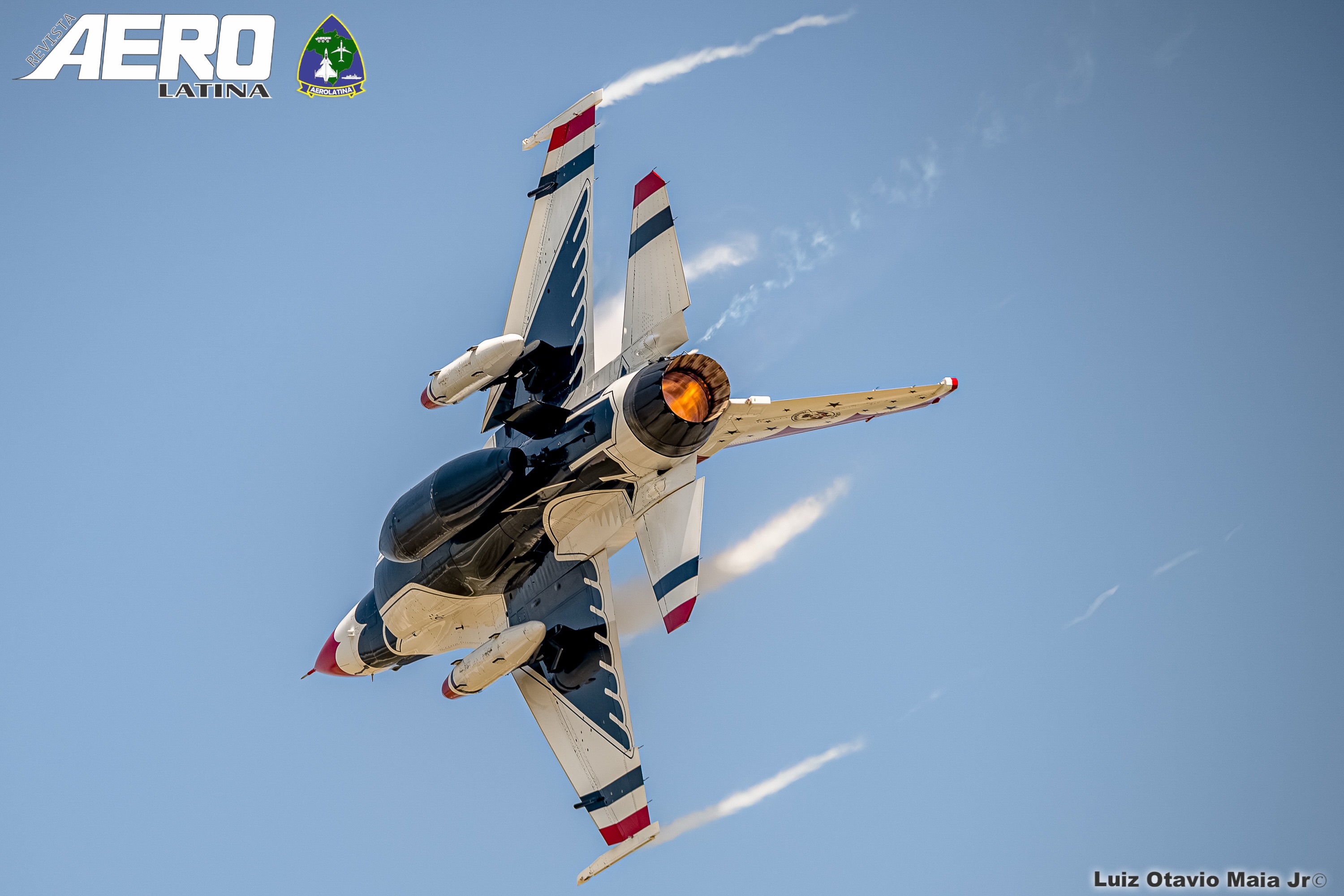 Quando a potência pura encontra a liberdade dos céus. Chegada espetacular do F-16 “Thunderbird 8”, precursor do Esquadrão de Demonstração Aérea Thunderbirds, da Força Aérea dos Estados Unidos em Oshkosh.
#thunderbirds #aviationphotography #avgeek #militaryaviation #osh26
