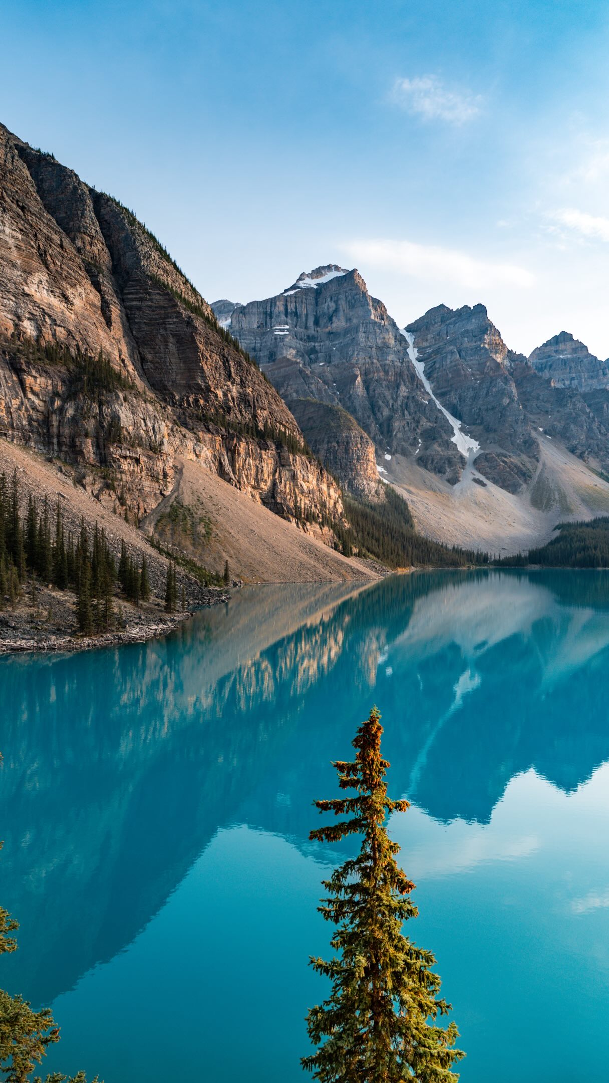 hello September 🥹
after August was so full of highlights, I thought I needed to enjoy some more mediocre scenery to stop being the hiker snob August adventures turned me into 😅
and then my friend Kelly asked if I wanted to spend the afternoon at Moraine Lake to celebrate her birthday 👀 how could I say no? 🤷♀️😅
We took the @fairview_morainelakeshuttle shuttle up to the lake and chilled at the surprisingly not so busy Rockpile. A whiskey jack eyed our snacks while we eyed the turquoise water and surrounding peaks.
soooo, September started with anything but mediocre scenery: celebrating a dear friend at one of the most iconic spots in Alberta 🥹
I guess having the Rockies as your backyard really limits your options for mediocre scenery… so I’ll just have to continue being spoiled by the beauty around me ☺️💛
p.s.: the video of the whiskey jack was taken by @kelly_menster @bespoke_outdoors while I was taking pictures with my camera. Dream team 😎🎥