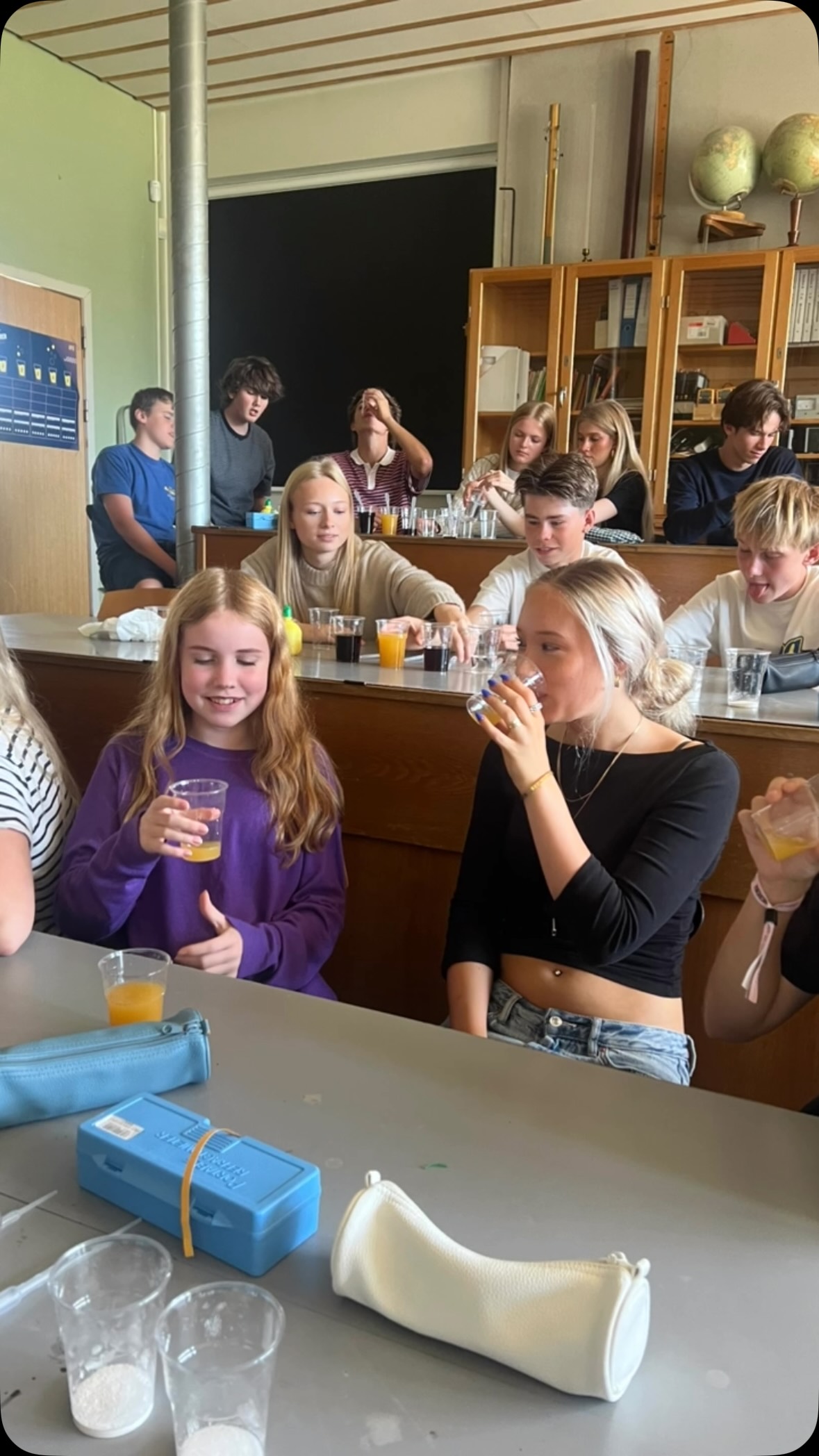 KAN VI FÅ FLERE TIL AT SPISE SUNDT, hvis de sunde fødevarer som grøntsager, bælgfrugter og vand smager bedre? 🫛🥗🚰
Det spørgsmål kastede eleverne i 8. og 9. klasse sig ud at finde svar på, da de i sidste uge tog #TasteMaster-konceptet fra Life-fonden med i fysiklokalet 😃
Der blev duftet, følt, smagt og meget mere - og vi har testet, hvad der sker, både når vi tilsætter, og når vi tager fra.
I TasteMaster skal eleverne undersøge madens fysik og kemi og dermed afprøve forskellige metoder til at ændre smagsoplevelsen ved grøntsager, bælgfrugter og vand.
Vi havde en virkelig sjov og spændende dag - også selv om vi ikke helt fik held af at få broccoli til at smage af chokolade 🥦➡️🍫🤷🏻♀️
#Sundhed #Eksperimenter #HerningFriskole #EtGodtStedAtLæreVæreOgVokse