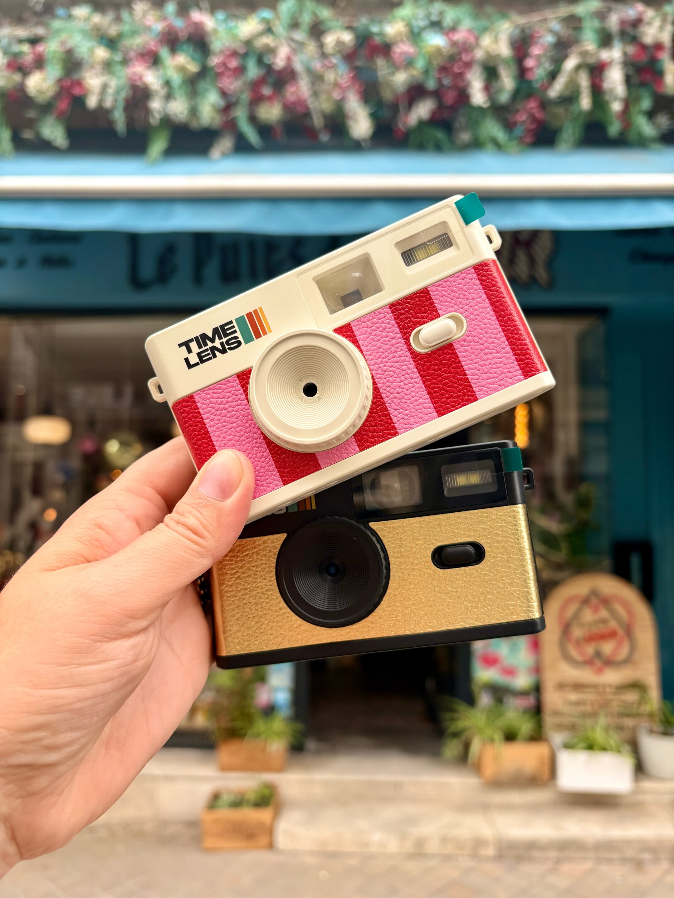 📸 LES TIMELENS SONT DE RETOUR !
On vient de recevoir un super réassort de nos petits appareils photo TimeLens… et autant vous dire qu’ils repartent déjà très vite 💨
On les adore pour leur côté ultra simple et spontané : on dégaine, on photographie, et on découvre ensuite toutes ces petites images imparfaites qui font les meilleurs souvenirs.
✨ Jusqu’à 2 000 photos
✨ Petit, léger et facile à emporter partout
✨ Recharge et transfert des photos en USB-C
✨ Pas besoin de pellicule
✨ Parfait en vacances, en soirée, en festival, en mariage ou simplement pour photographier le quotidien autrement
Et on les avait même confiés à @ben_serieyssol_photography pour un test grandeur nature pendant un mariage : validés ❤️
Bref, le petit cadeau de rentrée parfait — à offrir ou à garder très égoïstement pour soi.
Le réassort est en boutique, mais ils partent déjà très vite !
📍 Le Puits d’Amour — 113 rue Fondaudège • Bordeaux • quartier Jardin Public
🚋 Tram D • Fondaudège / Muséum
🕰 Du lundi au samedi • 11h – 19h
✨ Des objets joyeux pour les gens qu’on aime.