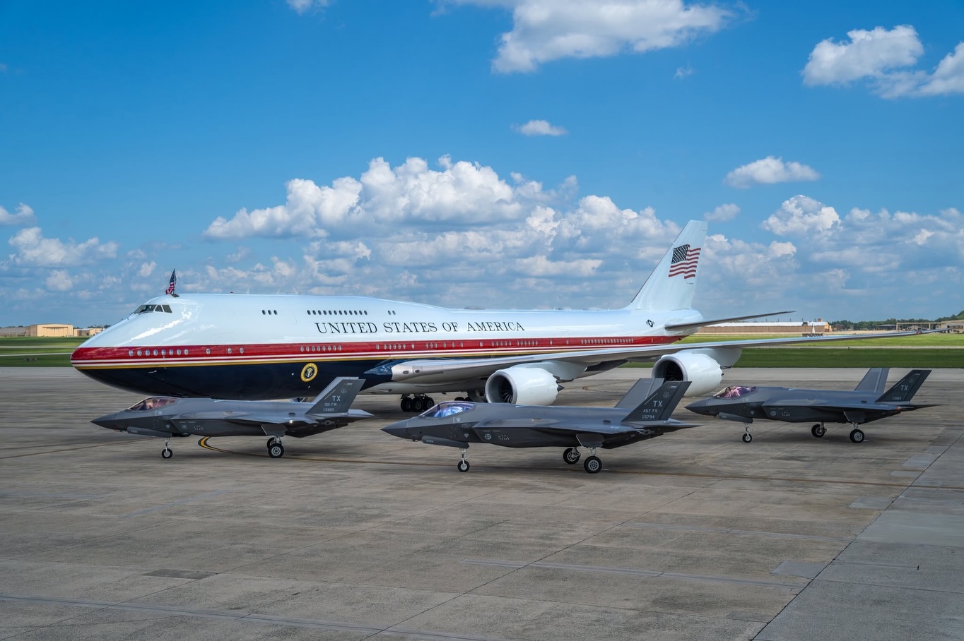 Um registro digno de 250 anos de Liberdade.
Caças F-35A Lightning II do 457º Esquadrão de Caça, 301ª Ala de Caça, juntos do novo “Air Force One”, um belíssimo Boeing 747-8.
As aeronaves realizaram um sobrevoo em formação durante o Freedom 250 Grand Prix Flyover, nos céus de Washington D.C. no último dia 23 de agosto.
Belas imagens registradas em solo.
Fotos: 301st Fighter Wing