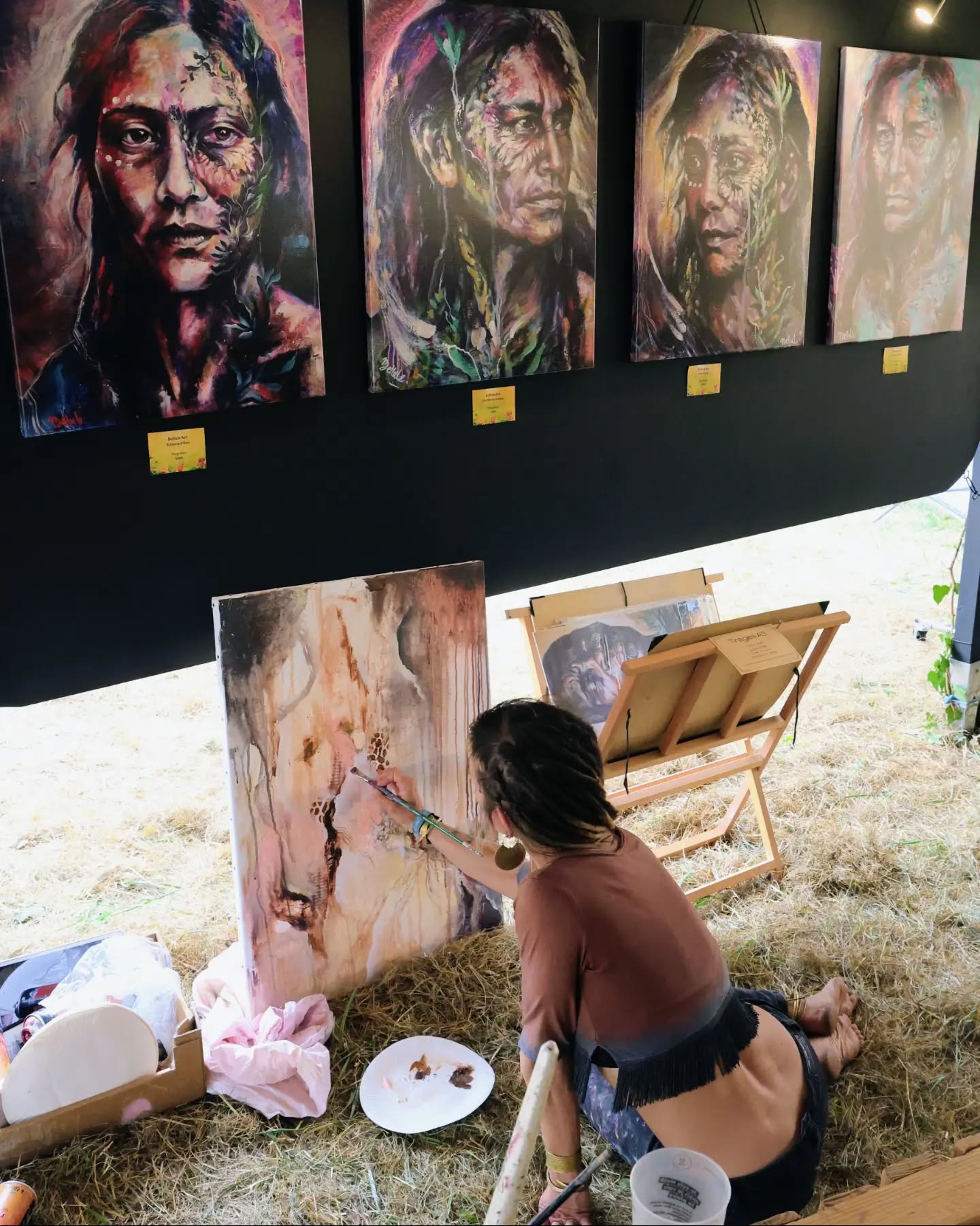 Peindre au milieu de toute cette énergie… 🎨✨
Pendant trois jours à Hadra, j’ai tenté l’expérience du live painting.
Un vrai pas hors de ma zone de confort.
D’habitude, je peins seule.
Dans ma bulle.
J’ai besoin de beaucoup de concentration, surtout pour faire naître mes portraits.
Là, tout bougeait autour de moi.
La musique, les rencontres, les regards, les énergies…
Alors je suis partie vers l’abstrait.
Plus libre.
Plus instinctif.
En laissant aussi un peu de ce qui m’entourait entrer dans ma peinture.
Et finalement… j’ai adoré ça. ❤️
Et maintenant… reste à voir ce qui naîtra de ce fond. ✨
Merci beaucoup à @danielarnoult pour la photo 🙏
#contemporarypainting #LivePainting #HadraFestival #intiutivepainting #ArtFestival