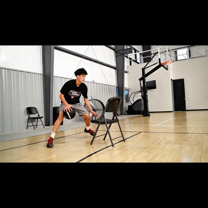 Small Ball x Heavy Ball work with @dominatewith_t ‼️
#skills #drills #explorepage #handlelife #playerdevelopment