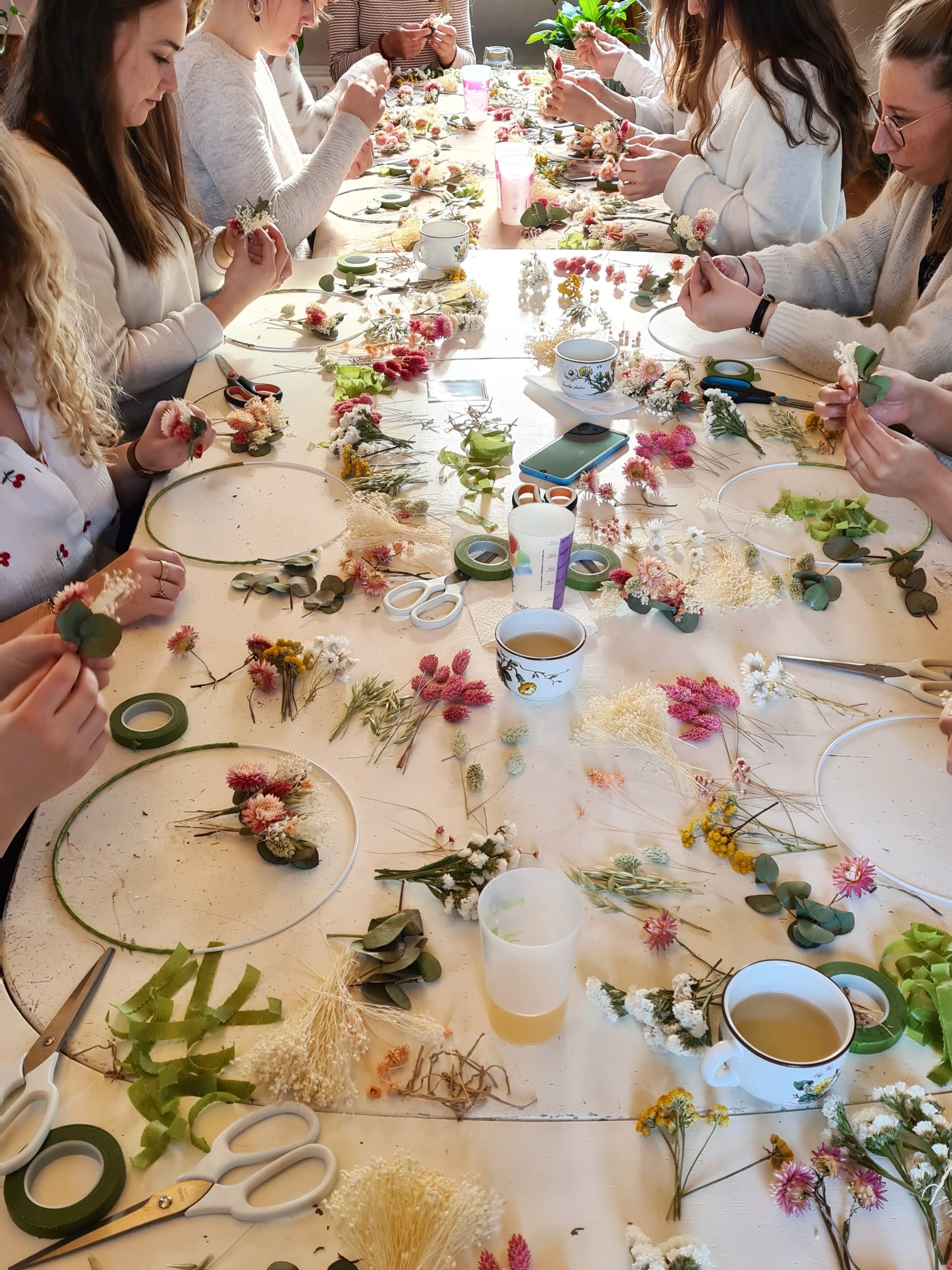{🌸📦 } Quelle box choisir pour votre EVJF?
Bracelet, couronne, bougie parfumée, peigne fleuri… chacune choisit ce qui lui plaît!
Je prépare les fleurs et tout le nécessaire pour votre groupe. Vous vous installez où vous voulez, vous créez tranquillement ensemble et chacune repart avec sa création.
Une chouette activité à partager entre copines.🩷
Vous choisiriez laquelle pour votre EVJF?
Et si une témoin est en pleine organisation… pensez à lui partager ce post!
#EVJFBelgique #ActiviteEVJF #BoxDIY #FleursSechees #CourantVertFleurs