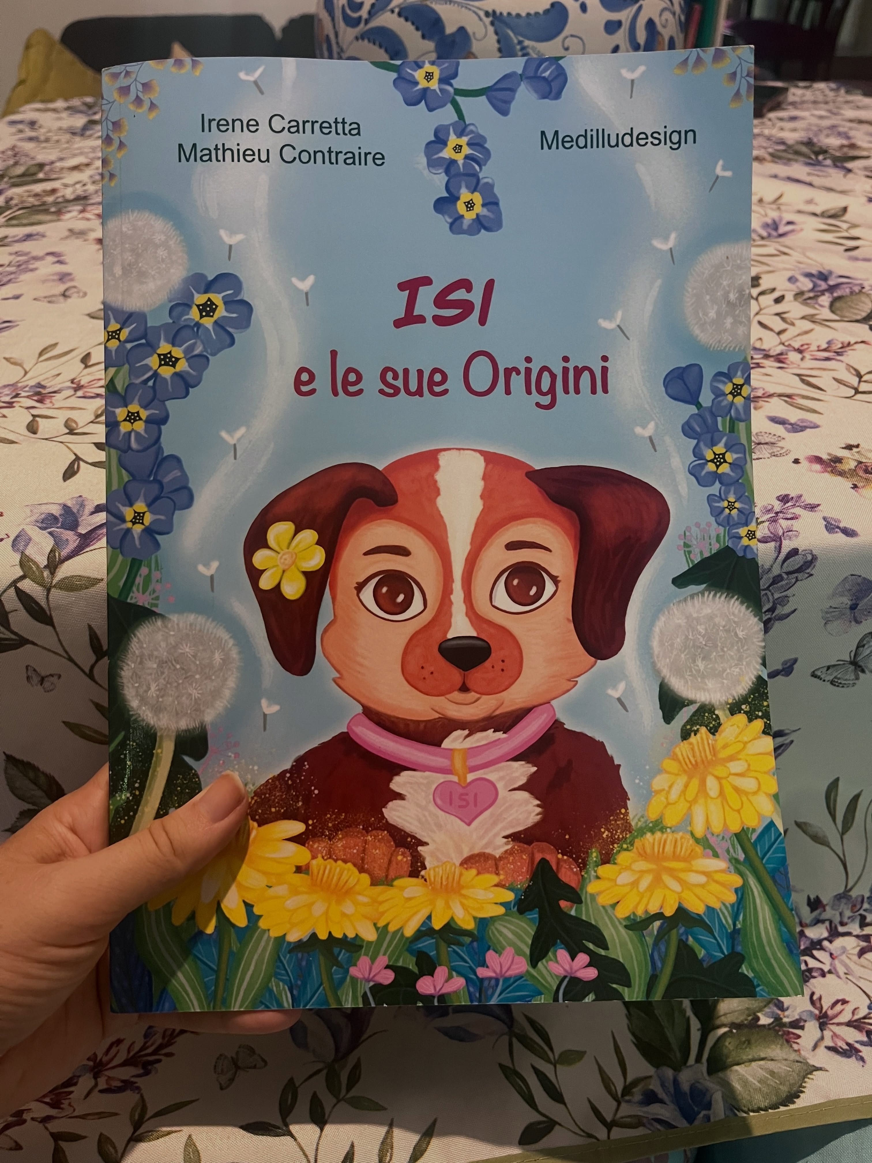 📚 ✨ Settembre è il momento di tornare a scuola… e anche alle storie che aiutano i bambini a comprendere il mondo. 🌱
Isi e le sue origini è un albo illustrato che racconta il tema dell’adozione e dei diversi percorsi di vita attraverso la storia di una piccola cagnolina e della sua famiglia adottiva. 🐾💖
Una storia pensata per parlare ai bambini di adozione, accoglienza, appartenenza ed empatia, con protagonisti animali che rendono questi temi delicati più accessibili e naturali.
È una lettura adatta anche alla scuola dell’infanzia e può diventare uno spunto prezioso per attività e conversazioni in classe, soprattutto nella scuola primaria, dove può aiutare a sviluppare uno sguardo più aperto e rispettoso verso le diverse realtà familiari.
Perché ogni famiglia può avere una storia diversa.
E ogni bambino merita di sentirsi accolto, visto e appartenente. 🌿
👩🏫 Se sei un’educatrice o un’insegnante e stai cercando una storia per affrontare questi temi con i tuoi bambini, Isi e le sue origini può accompagnarti in questo percorso.
🐾 Un piccolo racconto sull’adozione, attraverso gli occhi degli animali, per parlare di grandi emozioni. Con pagine attività alla fine.
🛍️ Acquistalo su Amazon (link in bio)
#adozione #albiillustrati #educazioneallempatia #medilludesign