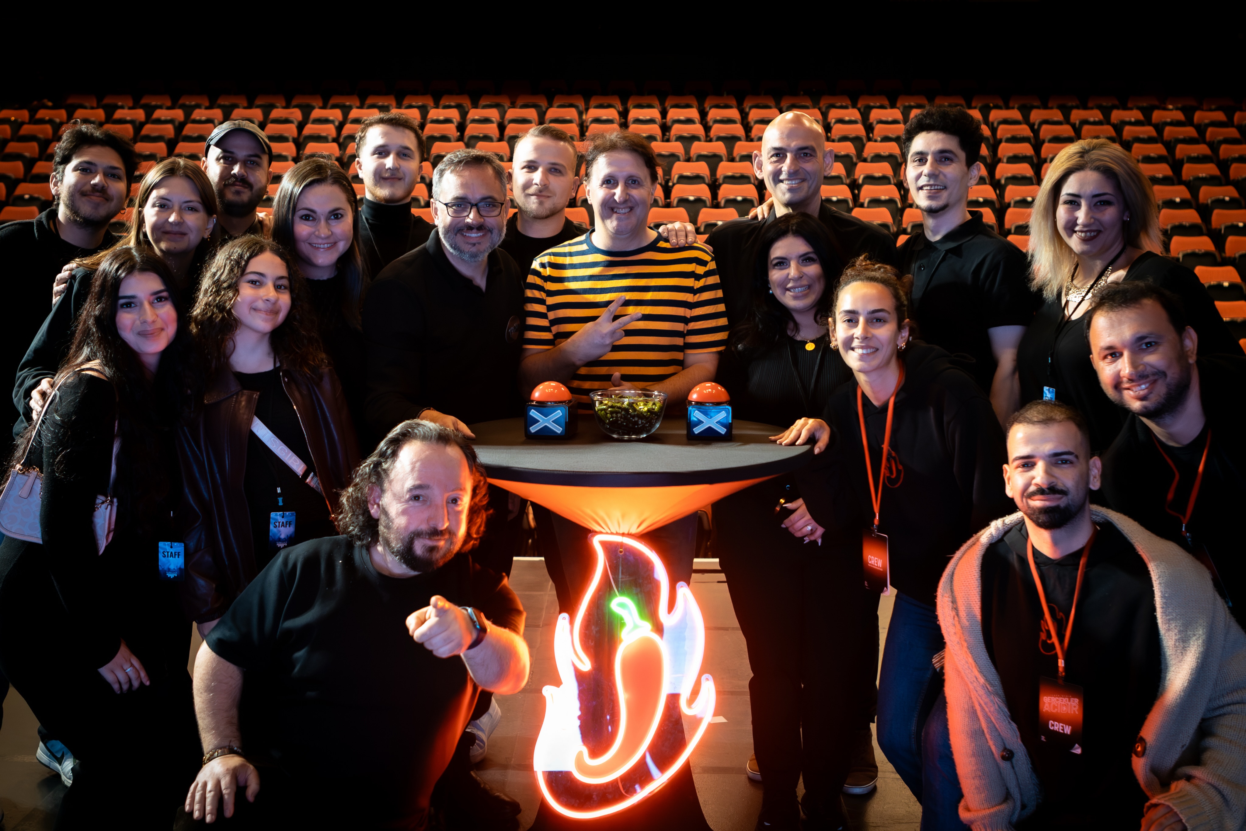 Kahkaha dolu, unutulmaz bir gecenin ardından… 🎭🌶️
“Gerçekler Acıdır” gösterisinin sonunda sponsorlarımız, değerli misafirlerimiz ve sanatseverlerimiz İlker Ayrık’la sahnede buluşarak bu güzel anları ölümsüzleştirdi. 📸
Bu özel gecenin gerçekleşmesine katkı sağlayan tüm sponsorlarımıza, salonu doldurarak coşkumuza ortak olan seyircilerimize, büyük bir özveriyle çalışan Turkuaz ekibimize ve bizlere muhteşem bir gece yaşatan sevgili İlker Ayrık ile “Gerçekler Acıdır” ekibine gönülden teşekkür ederiz.
İyi ki geldiniz, iyi ki bu unutulmaz geceyi birlikte yaşadık! ❤️
#İlkerAyrık #GerçeklerAcıdır #Turkuaz #TürkTiyatrosu #Avustralya