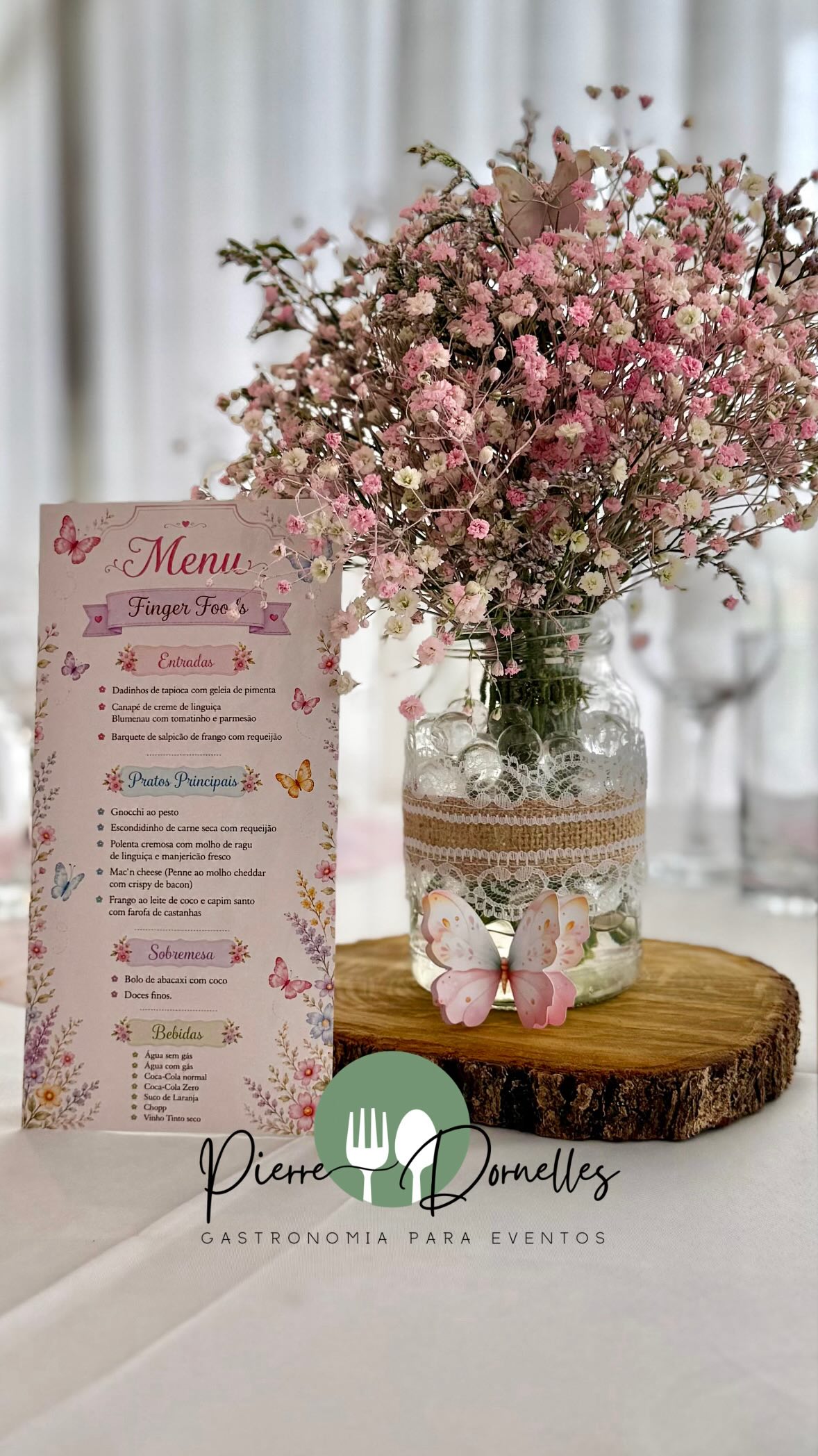 O trabalho de um Chef se completa de verdade quando conta com profissionais incríveis para deixar o salão impecável — e, neste evento, esse toque de perfeição veio do carinho e dedicação da mamãe e da madrinha da Maria Helena 💕
O resultado foi um jardim encantador e cheio de detalhes delicados e marcantes! 🦋🌸
Muito mais do que cozinhar bem, nosso Chef oferece uma assessoria completa para o seu evento!
Cuidamos da escolha do cardápio, da disposição do salão, da equipe, da indicação de fornecedores e de cada detalhe que faz a diferença. Tudo isso com uma gastronomia autêntica: sabor marcante, apresentação impecável e uma experiência memorável.
Vivencie essa experiência!
📞 (41) 99877-4105 | WhatsApp
🌐 www.pierredornelles.com.br
Buffet @chefpierredornelles
Cerimonial @cerimonialjackekappke_
Storiemaker @smrobertaholiveira
Garçons @quevedos_garcons
Louças @qualitylocacoes
Fotografia @michelecamillofotografia
Decoração pela mamãe e madrinha
.
.
.
.
.
.
.
.
.
.
.
.
.
#gastronomiaparaeventos #eventosemcuritiba #buffetparacasamento #buffetparaeventos #fingerfood