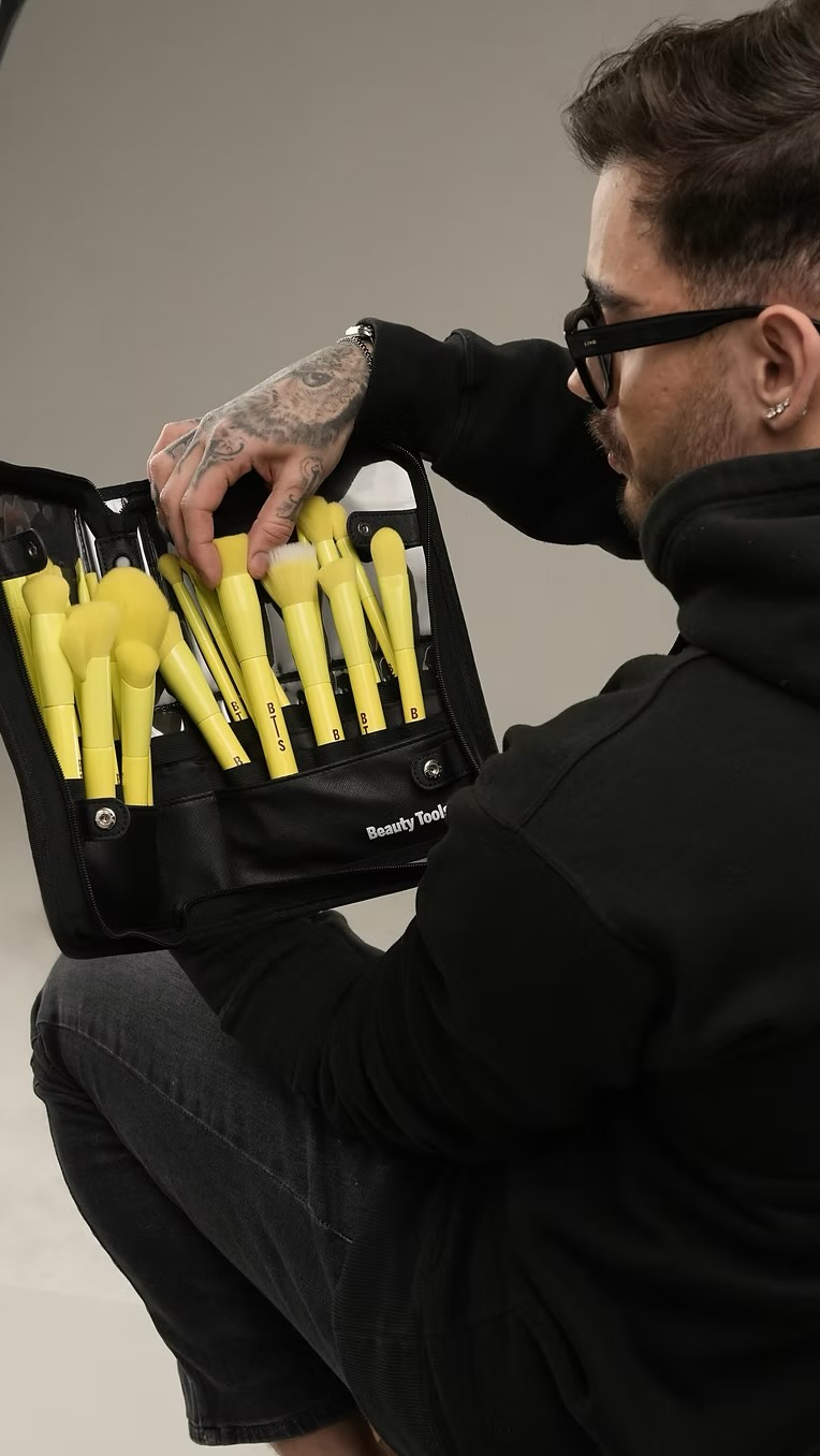 Focada em ferramentas para uma maquiagem perfeita a @beautytoolsbr abriu seu LAB para nos mostrar as inovações disruptivas do mercado.
À frente da marca @rodrigoramas compartilhou todos os detalhes, que vocês acompanham aqui em nossa entrevista exclusiva.
Quer saber mais? Confira nossa matéria completa no link da bio!