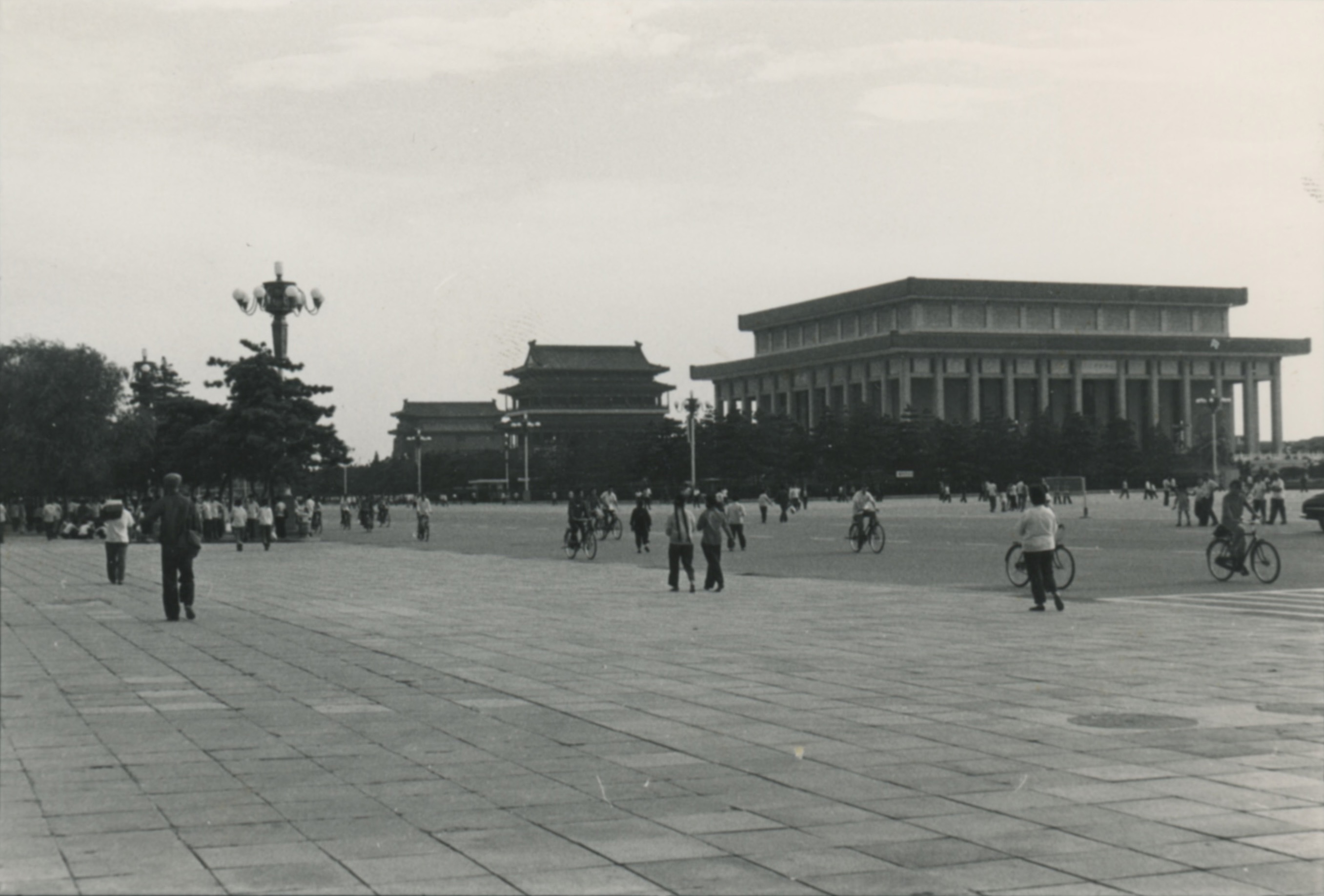 54 Chine 1980-1981, vue de Tian’anmen, Beijing, tirage ca 1982, 12,7 x 8,9 cm, photo M.A.©