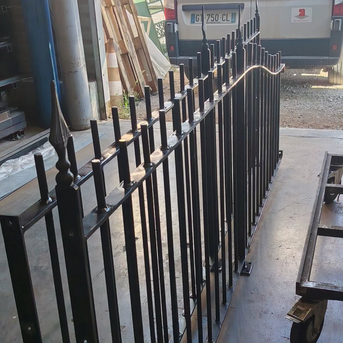 Du fer brut au projet final.
Fabrication d’une clôture en fer forgé sur mesure pour une propriété du Luberon. L’alliance de la finesse et de la solidité.
🟢 Abonnez-vous pour découvrir nos prochaines créations sur mesure
#ferronnerie #artisanat #luberon #architecture #surmesure