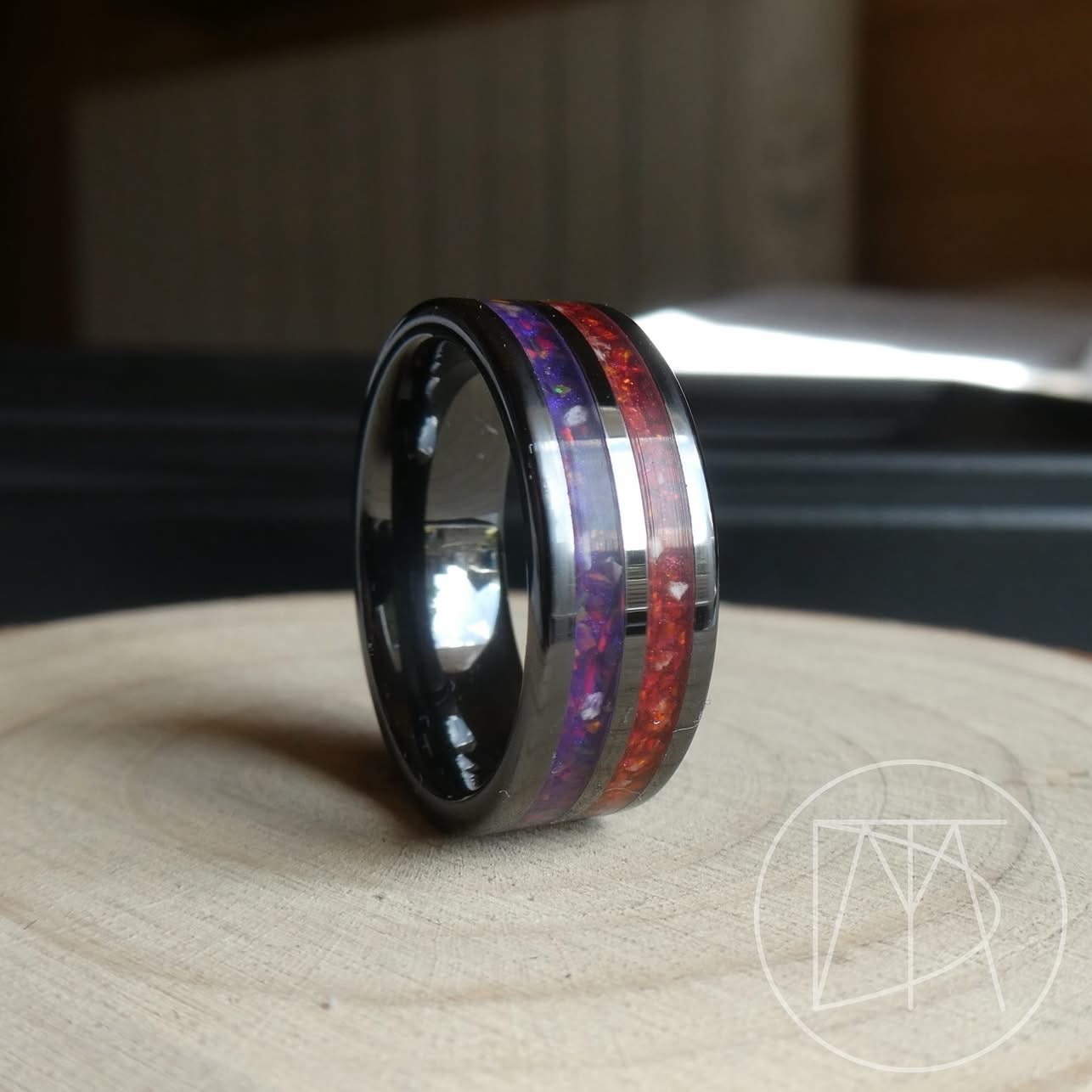 A black ceramic double channel ring set with sleepy Lavender and ruby red opal 💜 ❤️
#ashesjewellery #cremationjewellery #ashesring #keepsake #grief