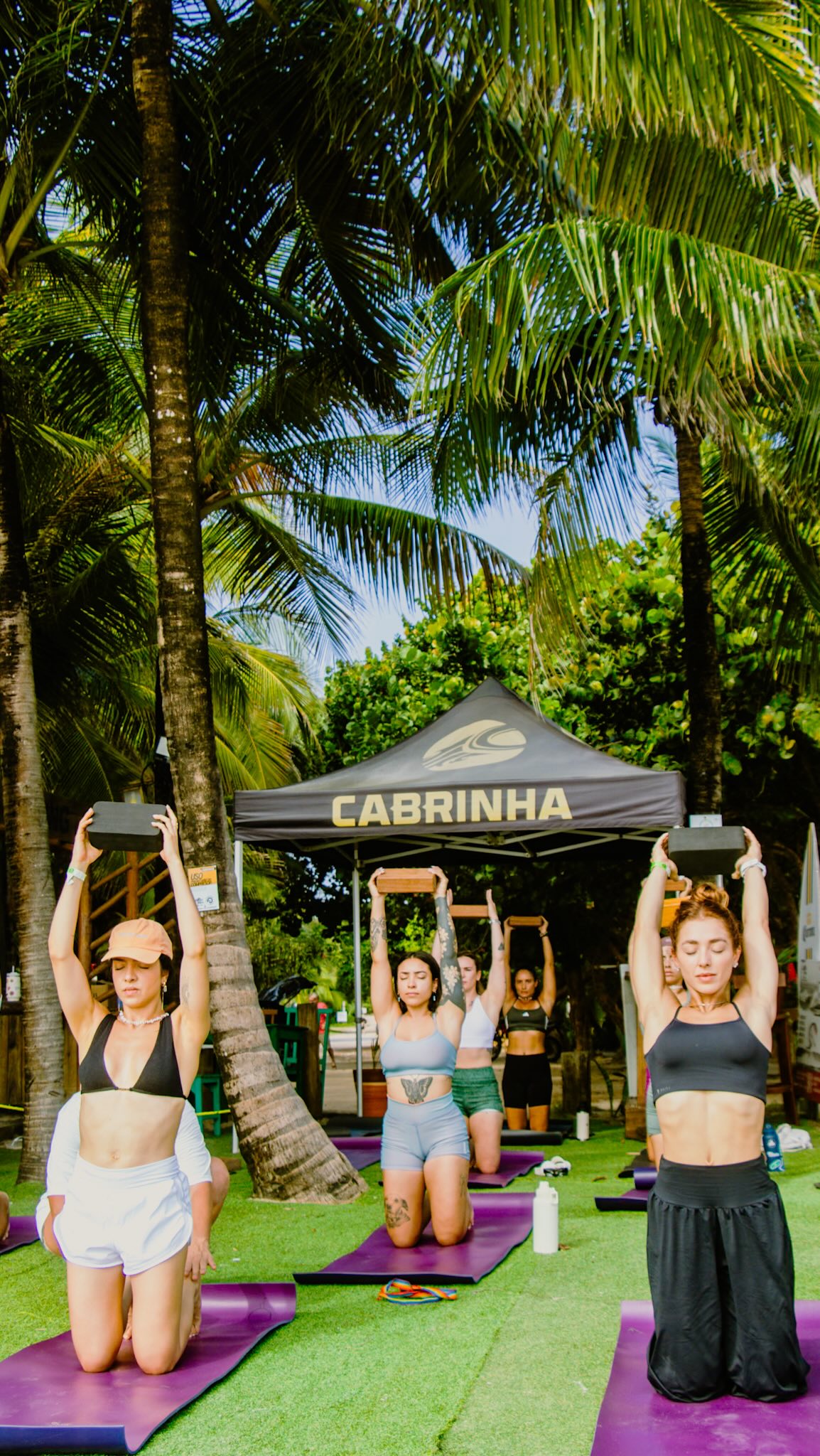 Comece o dia em Cumbuco de um jeito diferente🧘♀️
Antes do vento, uma pausa para respirar, se movimentar e conectar na beira do mar com o presente, o yoga com @satori_yoga_integral faz parte das experiências que oferecemos pela manhã — e não é exclusivo para hóspedes!
Se você está em Cumbuco e quer começar o dia com uma prática de yoga, venha fazer parte.
Depois,é só esperar o vento 💨
Salva esse post para a sua próxima manhã em Cumbuco!
Imagens @thehaive_ ❤️