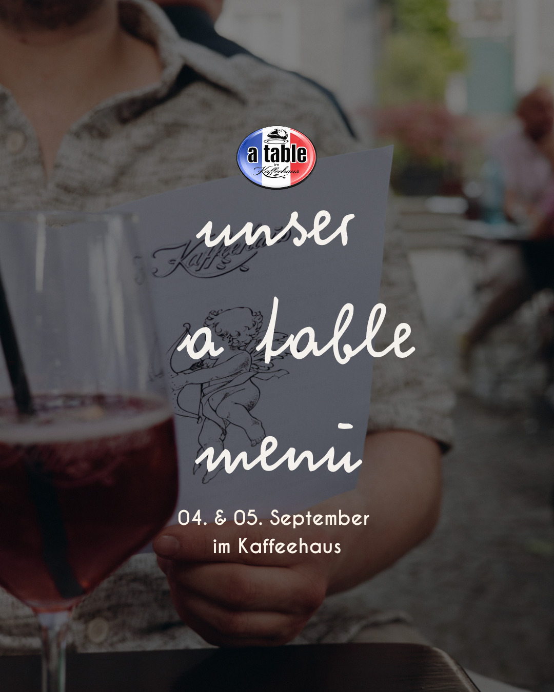 À table im Kaffeehaus. 🇫🇷
Am 4. und 5. September holen wir ein bisschen Frankreich nach Gräfrath. Ab 18 Uhr gibt es eine eigene À table Karte mit französischen Klassikern wie Bouillabaisse, Confit de Canard, Salat Niçoise, Loup de Mer, Flammkuchen und natürlich etwas Süßem zum Abschluss. Dazu Crémant, französische Weine, Lillet oder unseren Lavendel Spritz. 🍷
Es sind nur noch Plätze auf der Terrasse verfügbar, diese könnt ihr online reservieren, jedoch hält die Reservierung nur bei gutem Wetter
Bon appétit!