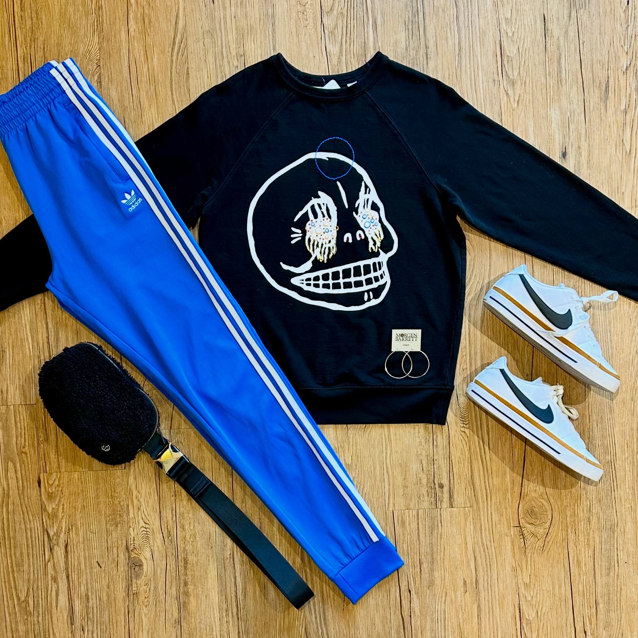 π΅ Swipe π΅ for π΅ embroidery π΅ closeup.
The details:
Cheap Monday embroidered monkey sweatshirt sz XS, $25
Adidas joggers sz XS, $20
Nike sneakers sz 8 - SOLD
Lululemon shearling belt bag, $20
Morgen Barrett earrings, $38