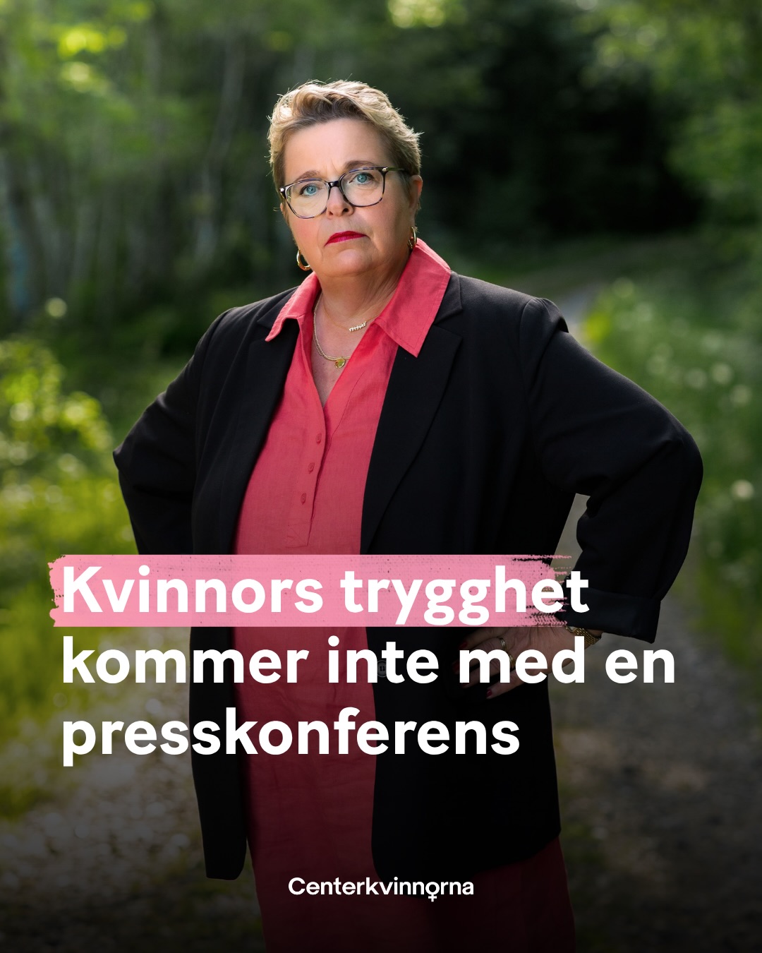 Äkta säkerhet byggs inte på presskonferenser.
Just nu stramas migrationspolitiken åt samtidigt som skyddade boenden tvingas lägga ner på grund av stelbenta regler. Resultatet? De mest utsatta kvinnorna lämnas helt utan skyddsnät.
Man kan inte bygga trygghet med ena handen och riva den med den andra. Regeringens prat är oseriöst när man kollar på vad de senaste fyra åren gett oss.
Rätten till ett liv fritt från våld gäller ALLA kvinnor. Utan undantag.