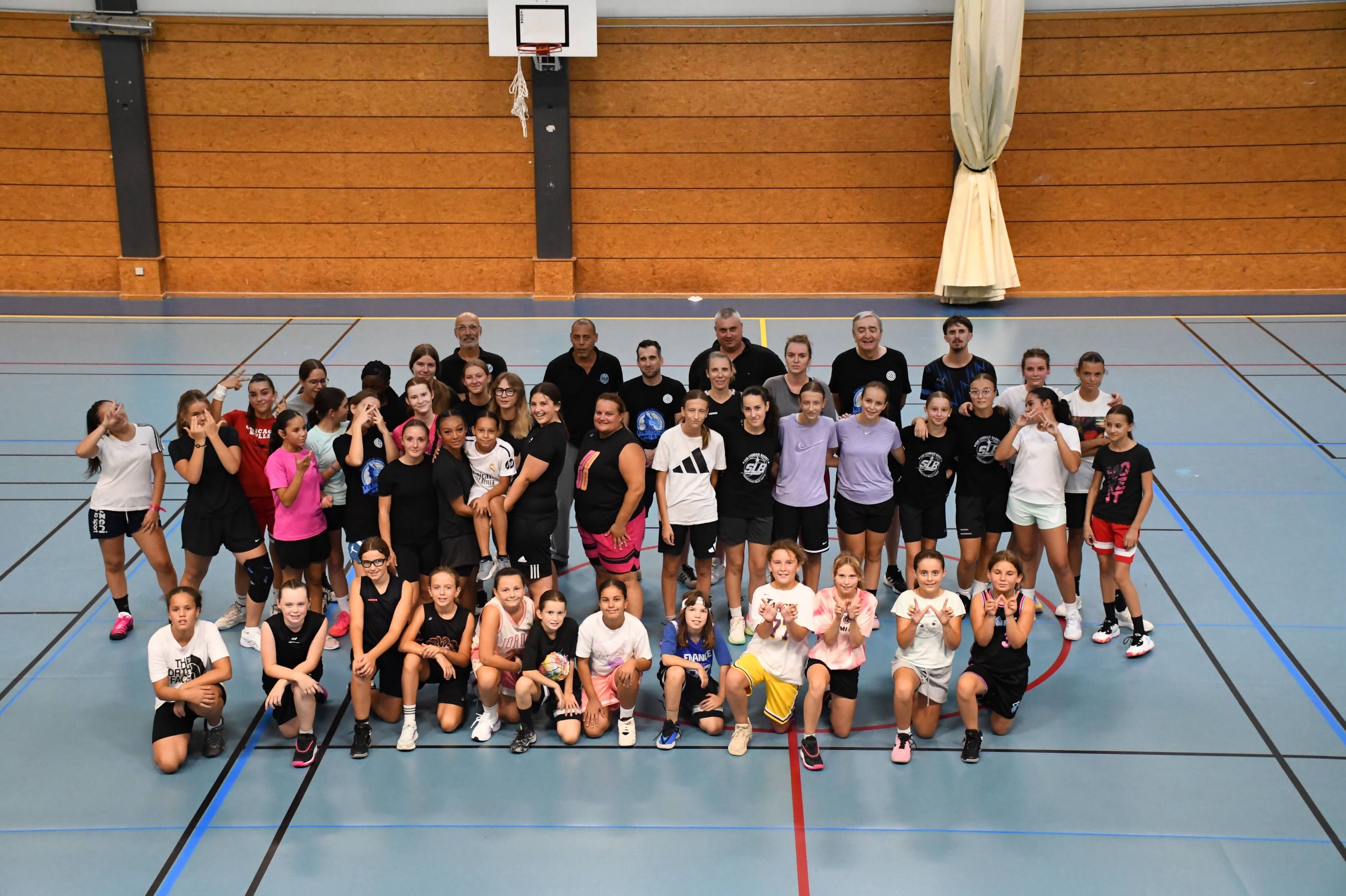 💙 SL BELLES JOURNÉE 💙
Ce dimanche, nos féminines se sont retrouvées pour une belle demi-journée placée sous le signe du basket, du partage et de la cohésion 🏀✨
Au programme : basket, moments de partage et bonne humeur pour lancer cette nouvelle saison ensemble ! 💪
Un grand merci à toutes les joueuses, coachs et bénévoles présents pour cette demi-journée ❤️
📸 Merci à Clémence de CPHOTOGRAPHIQUE pour les magnifiques photos !
Une équipe, une famille, une saison ! 🖤💙
#SudLyonnaisBasket #SLBellesJournée #BasketFéminin #Cohésion