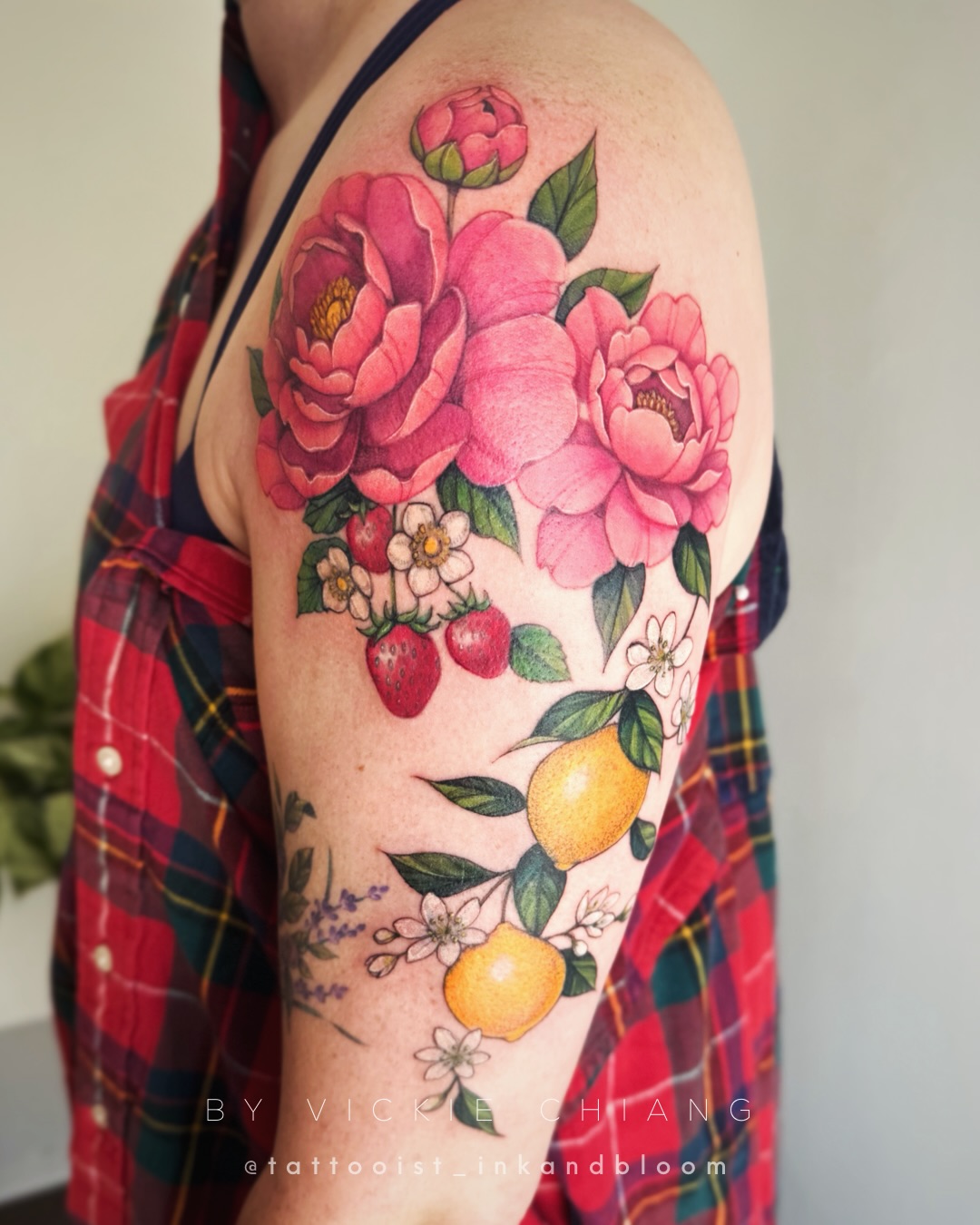 New lemon and blossom tattoo added to Lindsay’s botanical collection of peonies, strawberries, and blueberries tattoos 💛
#fruittattoo #botanicaltattoo #flowertattoo #floraltattoodesign #femininetattoo