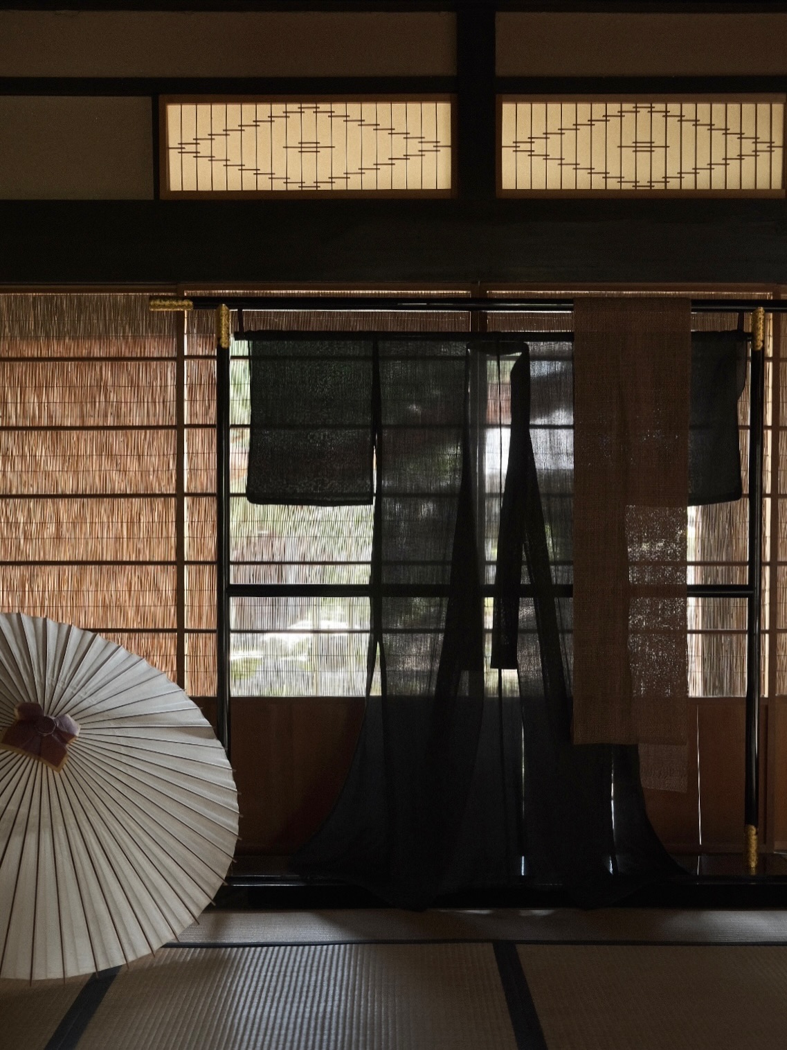 簾戸に麻の衣。
この透き影は
西洋の教会のステンドグラスと同じ様に
私には神々しく感じられ
いつまでも眺めていられる存在です。
今、私の目の前に立ち現れているこの姿形は
人の巧みな手仕事と心いきによって
そして大切に受け繋いできたからこそ茲(ここ)に留めているのだが
これらは全てが土から生まれ
植物から繊維となり組み編まれ結実し
これから時の経過とともにやがて風化し
また土に還ってゆける。
その円環こそも美しいと
日々感じています。
#陰翳礼讃#丸萩#麻#kimono
#inpraiseofshadows