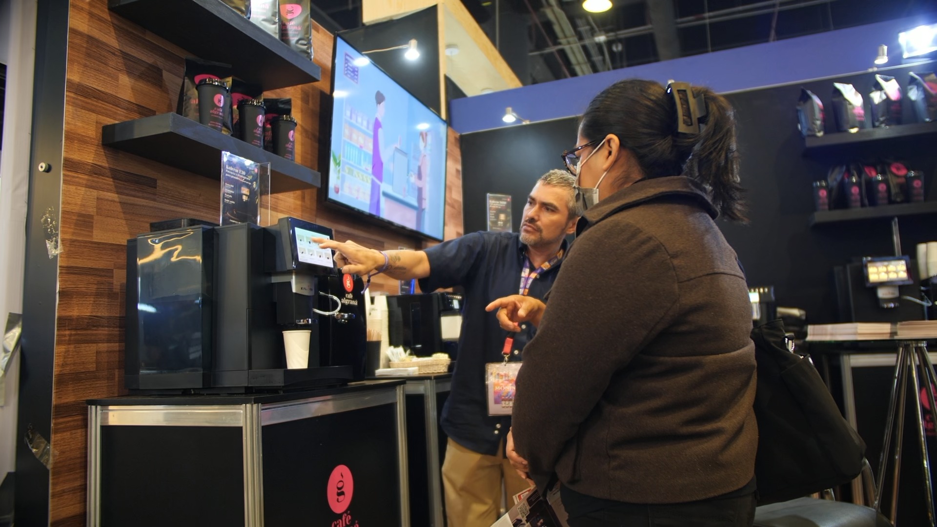 Tres días. Muchas conversaciones. ☕
#ExpoCafé2026 nos confirmó algo: antes de encontrar una máquina, hay que entender la operación.
Durante estos días, nuestro equipo comercial y especialistas técnicos conversaron con quienes llegaron buscando algo más que un equipo: una solución que realmente hiciera sentido para su espacio, volumen, bebidas y forma de trabajar.
Así conocieron de primera mano las soluciones Kalerm que Café Algraná llevó a Expo Café y pudieron descubrir qué máquina puede adaptarse mejor a sus necesidades.
Pero la conversación no terminó en la máquina.
También hablamos de café, instalación, mantenimiento, servicio técnico y de todo lo que tiene que suceder después para mantener una operación funcionando.
Gracias a quienes se acercaron, probaron nuestro café, hicieron preguntas y nos permitieron conocer un poco más de sus proyectos. ☕⚙️🤝
Prueba el café. Encuentra tu máquina.
Máquinas · Café · Servicio técnico · Acompañamiento
#CaféAlgraná #Kalerm #MáquinasDeCafé #CaféParaEmpresas