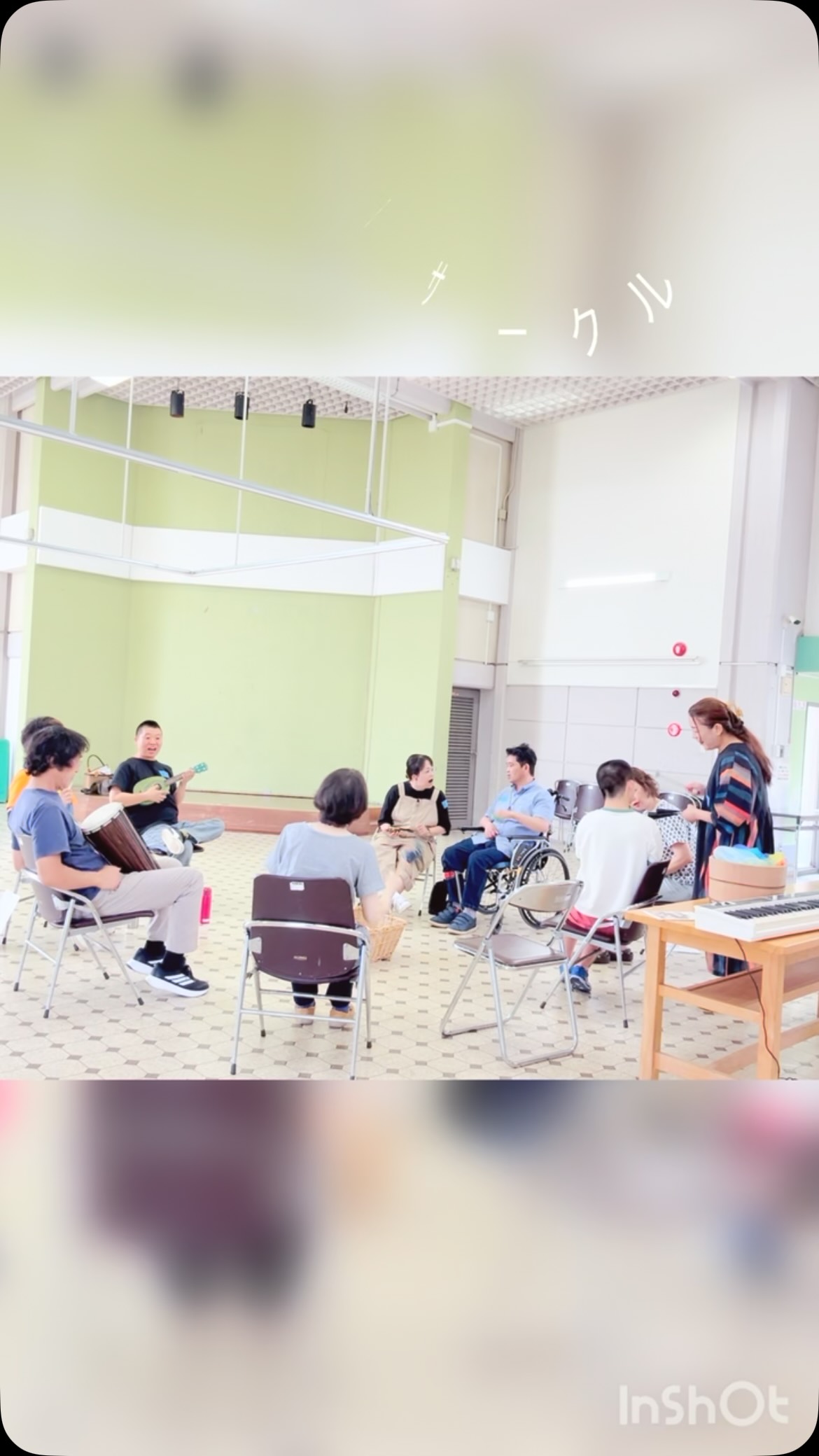 本日のボイスサークル
「勝手にコーラス」 人の歌に勝手にコーラスをつけちゃう。
間の手や、ハモリ、なんでも思いつくままに重ねてみよう
「ハンドサインコーラス」 指揮者の手のサインと歌に合わせて声を重ねていきます。みんなで揃った時が気持ちいい!
ボイスサークルは、コミュニティ音楽療法の考えを取り入れた、声遊び・音遊びを通じた活動です
どなたでもご参加OK
※次回は10月10日(この月だけ第二土曜になります)
場所 安濃交流会館(旧あのう温泉)
みんなで来てね♪