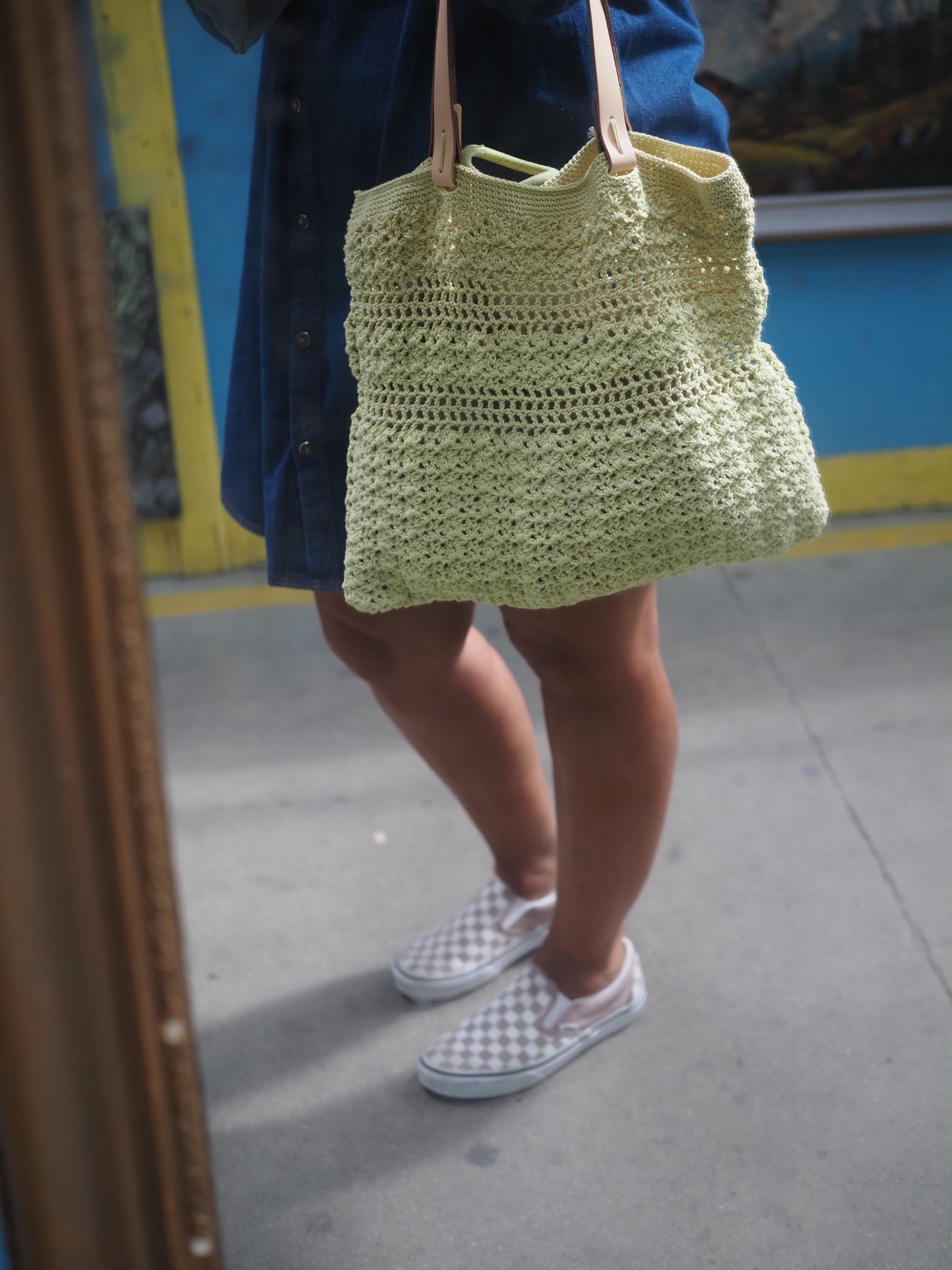 Je peux enfin vous présenter et surtout utiliser la deuxième version de mon sac JEANNE, tout en crochet dans ce vert jaune poire que j’aime beaucoup beaucoup. 🍐
Je l’avais commencé cet été en pensant le finir pour mes vacances … je l’ai plutôt fini à la rentrée. La semaine dernière je suis aller à la mercerie la LAINERIE à Bordeaux @lalainerie pour acheter les Anses. Marie-Line propose de longues bandes en cuir. Il suffit ensuite d’aller dans une cordonnerie pour la faire couper en deux et trouer avec l’espacement que vous souhaitez.
C’est génial de pouvoir continuer d’aller dans ces commerces de proximité … mercerie, cordonnerie, …
Pour rappel cette seconde version 🍈 est crochetée avec le même fil de @suomenlanka , mais le fil numéro 18 donc plus épais que ma version initiale (n*12 et crochet 1.75mm) et un crochet 2.5 mm. J’ai monté exactement le même nombre de mailles, mais j’ai fait moi de répétition des motifs pour adapter la hauteur à ce que je souhaitais.
Et voilà, 🍋🟩 je crois que vous savez tout. Mais si vous avez des questions n’hésitez pas.
🛼 Retrouvez La Fiche crochet en français et en anglais sur Ravelry et www.AtelierEmilie.com
__________________________________
#atelieremiliedesigns
tricot - Knit - knitting - Crochet filet sac crochet