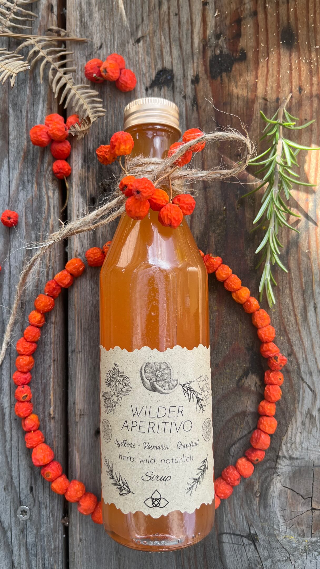 Wilder Aperitivo 🧡🍊🌿
Es ist wieder Zeit für meinen Wilden Aperitivo 🧡 Vogelbeere, bittersüße Grapefruit und aromatischer Rosmarin – ich lieb diese Kombination! Schmeckt tatsächlich ein bisschen nach Aperol, nur eben auf meine ganz eigene, wilde Art. 🤍
Am liebsten genieße ich ihn mit Mineralwasser, Eiswürfeln, Grapefruit und Rosmarin. Aber auch mit Prosecco oder Weißwein wird daraus ein wunderbar herber Aperitif. 🍹
🌿 Vogelbeer-Grapefruit-Rosmarin-Sirup
Für ca. 1 Liter:
✨ 2 große Hände voll Vogelbeeren
✨ 2 Grapefruits
✨ 2–3 Zweige Rosmarin & Schafgarbe
✨ 500 g Zucker
✨ 1 l Wasser
Vogelbeeren waschen und mit dem Wasser und Rosmarin etwa 15 Minuten köcheln und etwas ziehen lassen. Grapefruits auspressen, den Saft mit Zucker aufkochen und zu den Vogelbeeren geben. Alles durch ein feines Sieb abseihen und heiß in saubere, ausgekochte Flaschen füllen. 🤍
✨ Wichtig: Vogelbeeren bitte immer sicher bestimmen! Die leuchtenden Beeren enthalten unter anderem Vitamin C und Provitamin A – ich sag ja immer: „A Vogelberry a day keeps the doctor away.“ ☺️🧡
Roh sollte man sie aufgrund der enthaltenen Parasorbinsäure nur mit Bedacht genießen, 1-3 sind voll ok, für Kinder sind sie nicht geeignet. Durch das Erhitzen wird der Stoff in gut verträgliche Sorbinsäure umgewandelt – deshalb eignen sich Vogelbeeren wunderbar zum Verarbeiten.
Die Vogelbeere gilt außerdem seit jeher als Symbol für Schutz und Stärke. 🌿 Und weil ihre Beeren auch für viele Tiere eine wichtige Nahrungsquelle sind: Bitte immer achtsam sammeln und genügend für die Natur zurücklassen. 🐦🤍
Wild, herb, ein bisschen bitter – und einfach richtig besonders! 🍂🧡
Viel Freude beim Ausprobieren und Verkosten!
Alles Liebe,
deine Meli mint 🤍
#vogelbeere #wildkräuter #wildfrüchte #sirupselbermachen #aperitivo