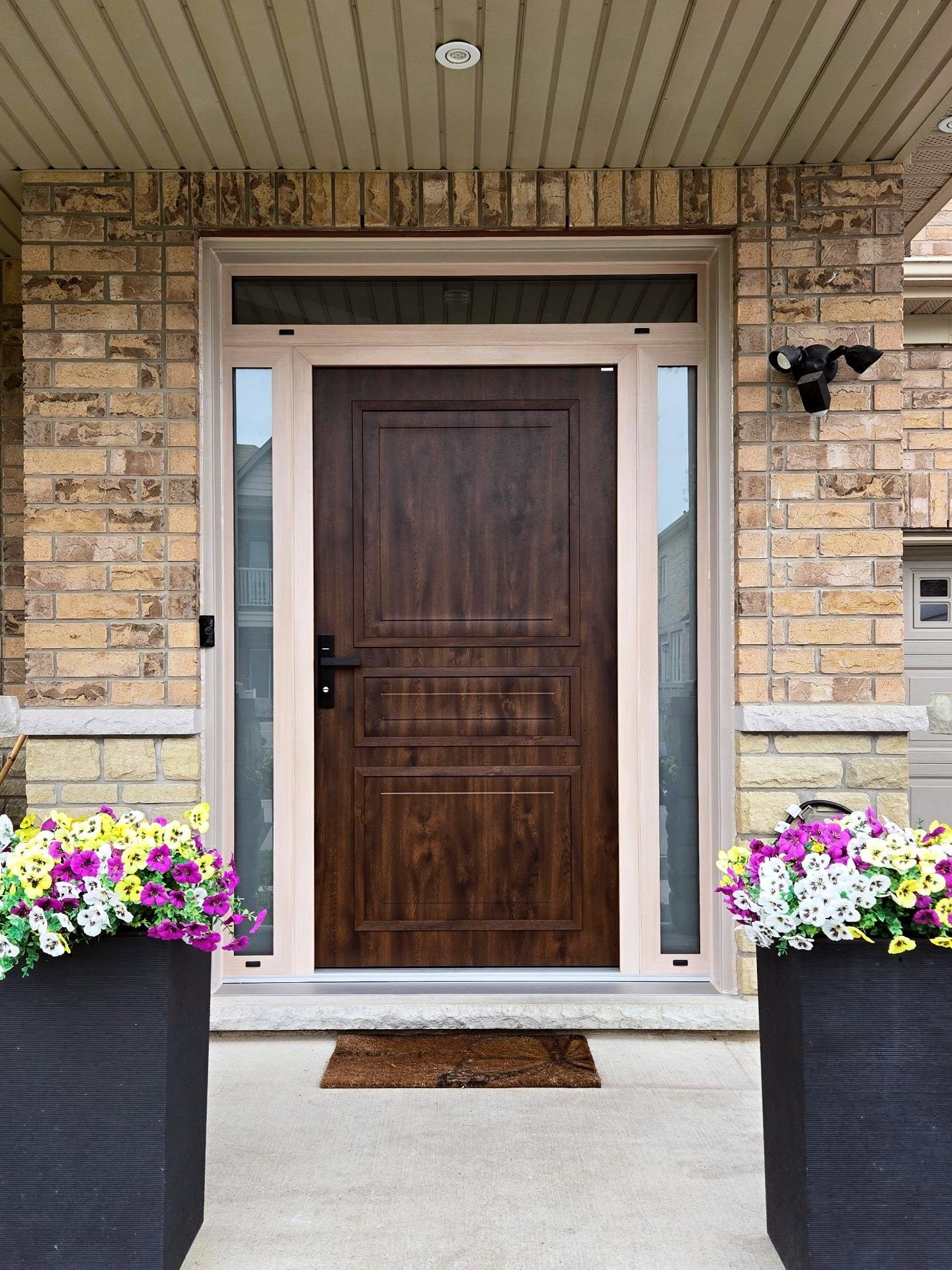 GERDA break-in resistant steel entrance door featuring a 3" thick insulated slab, reinforced metal frame, security laminated glass, 5-point locking system, and hinge-side protection bolts.
Finished in a natural wood decor without compromising strength or security.
#EntryDoorsToronto #securitydoor #steeldoors #frontdoor #curbappeal