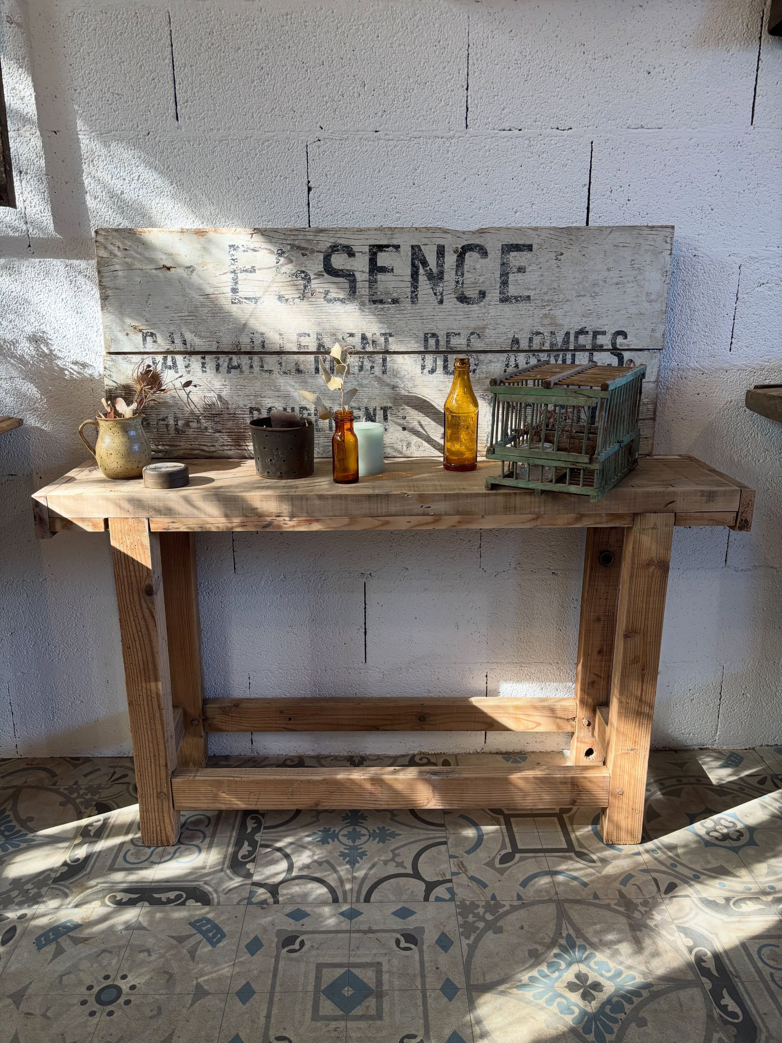 Evidemment et toujours 🤍
Ancien petit établi tout fin, en sapin massif
Dimensions : L 112 x P 27 x Ht 64 cm
À imaginer en console, meuble tv, petite table d’appoint…
Disponible en boutique aux @pucesducanal et sur notre e-shop (lien en bio)
www.woodson-interior.com
#brocante #etabli #consoletabledecor #frenchfleamarket #etabliancien