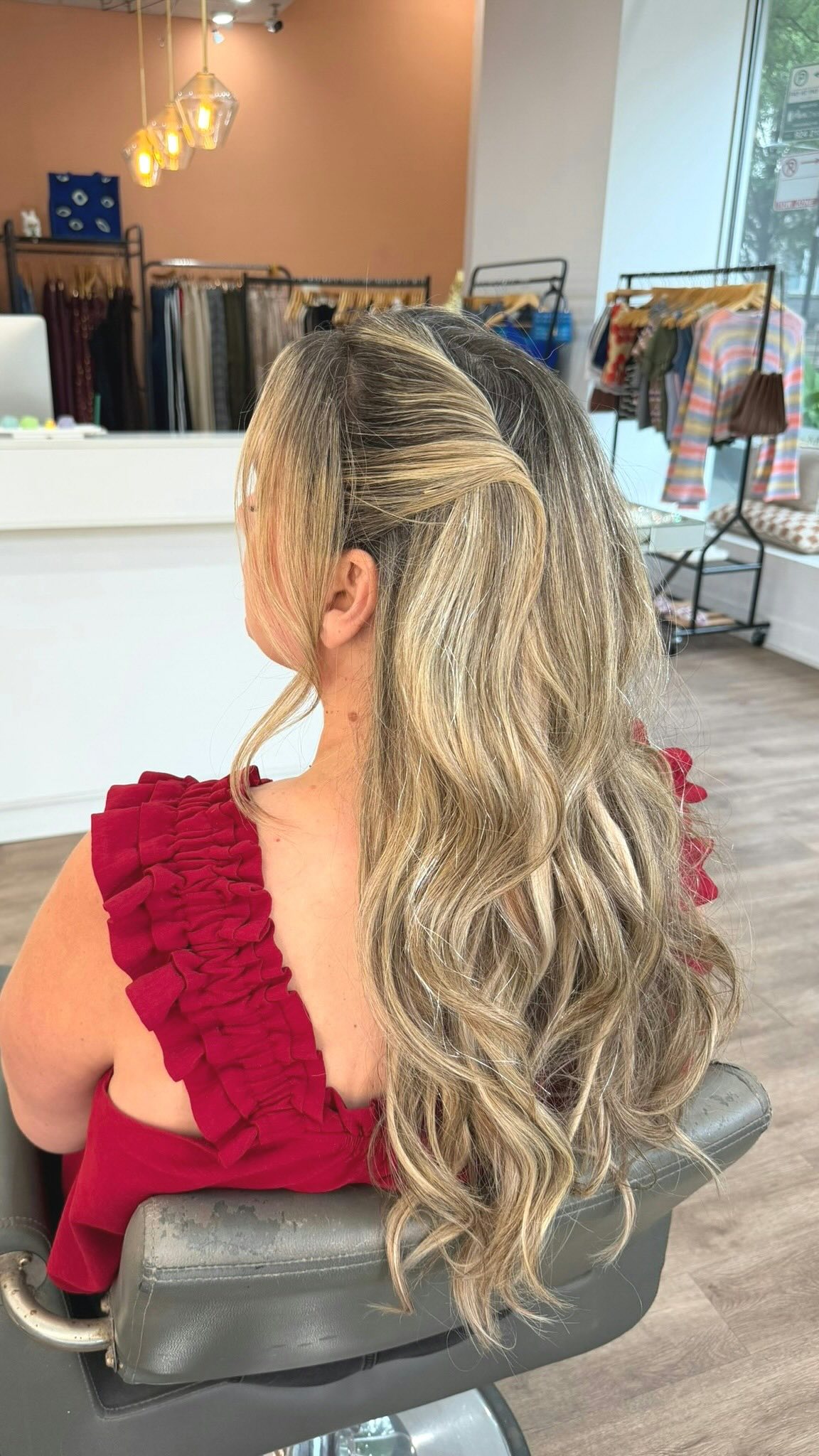 This hair would like to thank her colorist, her clip-ins & the pros at goldplaited.
Honorable mention to the lighting & the humidity for minding her own business.
#goldplaited #finishingsalon #chicagohair #chicagosalon