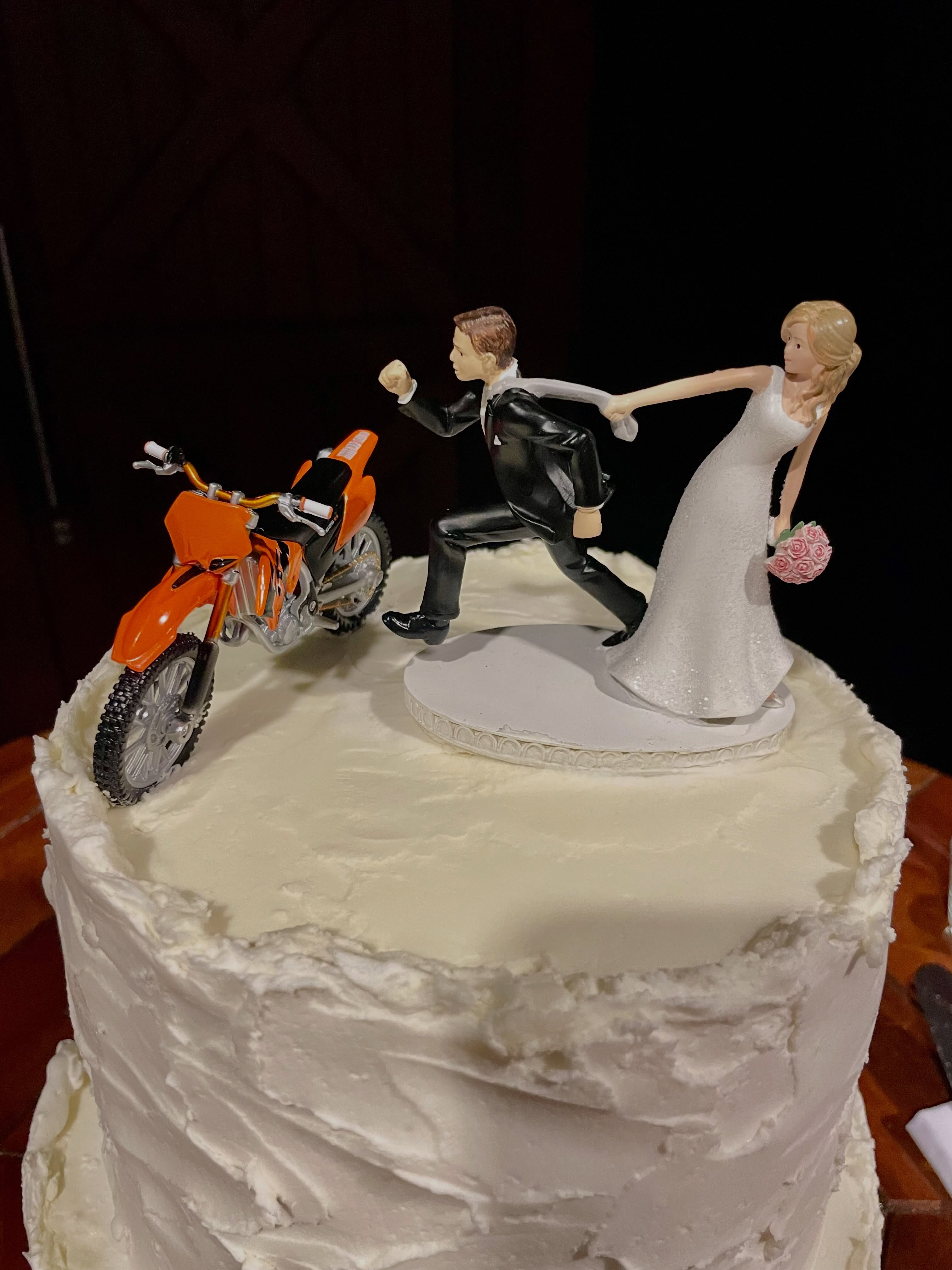 When your wedding cake tells a story… 😂
The groom trying to escape for a ride, the bride having absolutely none of it, and the dog making sure no cake goes to waste. 🏍️💍🐶🎂
#WeddingDJ #WeddingEntertainment #WeddingReception #BrisbaneWeddings #QueenslandWeddings