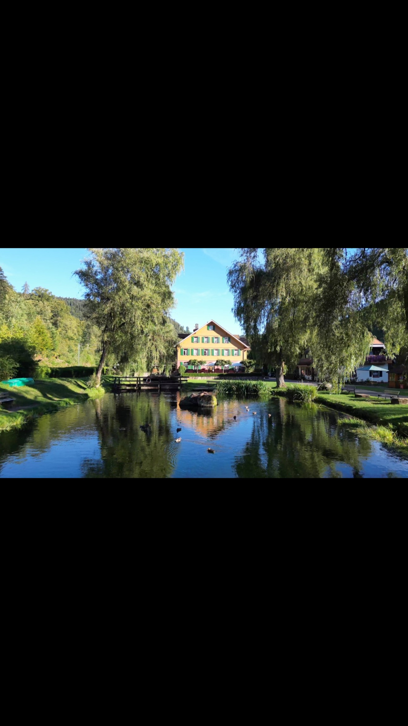 ✨ Ein Ort, den man nicht nur besucht. Sondern fühlt.
Zwischen tiefen Wäldern, glitzerndem Wasser und der einzigartigen Landschaft des Nordschwarzwalds liegt ein ganz besonderer Rückzugsort. 🌲💧
Willkommen in der Alten Mühle.
Ein Platz, an dem morgens die Natur erwacht, das Wasser direkt vor der Tür liegt und für einen Moment alles andere ganz weit weg scheint.
Von oben wird erst sichtbar, was diesen Ort so besonders macht.
Natur. Ruhe. Genuss. Heimat. 🤍
Und manchmal können selbst wir kaum glauben, wie schön es hier ist.
📍 Neuenbürg · Nordschwarzwald
Alte Mühle – Schwarzwald von seiner schönsten Seite.
#AlteMühle #Nordschwarzwald #Schwarzwald #BlackForest #Neuenbürg VisitBlackForest HotelImSchwarzwald BlackForestGermany NaturPur AuszeitImSchwarzwald Genussmomente BadenWürttemberg