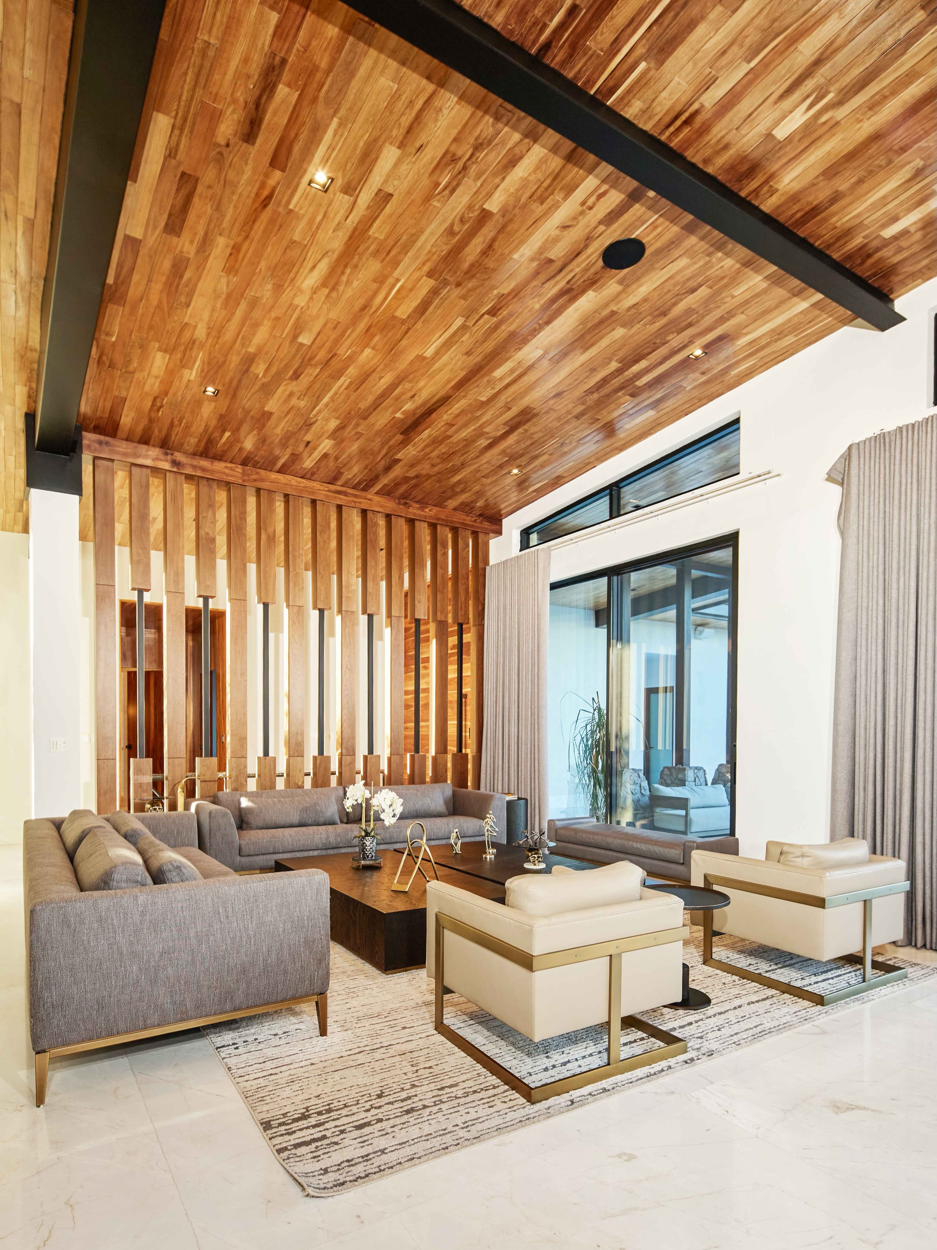 Si hay algo que me apasiona del diseño contemporáneo mexicano es cuando logra conmover a través de la pureza de sus materiales, y este proyecto residencial del estudio Tamen es un claro ejemplo de ello. ✨
Me encanta cómo han trabajado una arquitectura interior impecable, elegante y súper atemporal, pero sin perder ni un toque de calidez. La clave está en su mezcla de mármol claro con maderas en tonos cálidos y esos techos de doble altura que te dan una sensación de libertad increíble.
“Además, las grandes aberturas están perfectamente pensadas para inundar todo de luz natural y conectar los espacios con el paisaje desértico exterior. Es una transición hermosa: las áreas sociales se abren por completo hacia las terrazas y la piscina, creando un flujo perfecto, mientras que las zonas privadas se sienten como un refugio súper íntimo y sereno gracias a la iluminación indirecta y las texturas auténticas”, dice la arquitecta Alejandra Vidal, responsable del estudio.
Para mí, el verdadero lujo no es lo recargado, sino este equilibrio perfecto entre funcionalidad, confort y un carácter sobrio y refinado donde la luz y la materia lo son absolutamente todo. ¡Una joya total! 📐🤎
@tamenarq
Fotos: @lwiscastro @luiscastro.foto
@danny.romo01