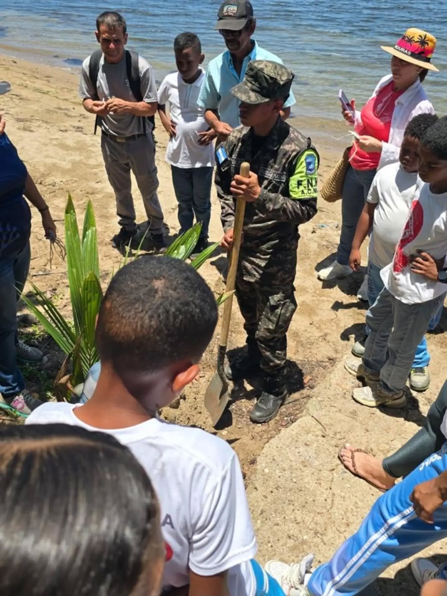 🌴 Fortaleciendo la acción local por nuestras costas
En el marco del proyecto Costas Prósperas y como parte de la Cumbre Regional Coastal 500, se desarrolló una jornada simbólica de siembra de cocos en la comunidad de Puerto Castilla, generando un espacio de intercambio entre gobiernos locales, comunidades y organizaciones comprometidas con la conservación de los ecosistemas costeros.
La actividad reunió a representantes de gobiernos locales de Bahamas y Brasil, la Municipalidad de Trujillo, AMHON, la Municipalidad de Omoa, estudiantes del Centro de Educación Básica 14 de Agosto y líderes comunitarios de Puerto Castilla.
🌱 Más allá de la siembra, la jornada permitió compartir experiencias sobre el trabajo que se desarrolla de la mano con las comunidades locales, destacando su participación en los procesos de conservación y restauración costera. Asimismo, permitió que autoridades, jóvenes y líderes comunitarios intercambiaran conocimientos y experiencias sobre los desafíos y oportunidades que enfrentan sus territorios.
🤝 Estos encuentros fortalecen las alianzas y demuestran que la conservación de nuestras costas se construye desde las comunidades y mediante la colaboración entre territorios.
#CostasPrósperas #Coastal500 #CEM #PuertoCastilla #ConservaciónCostera