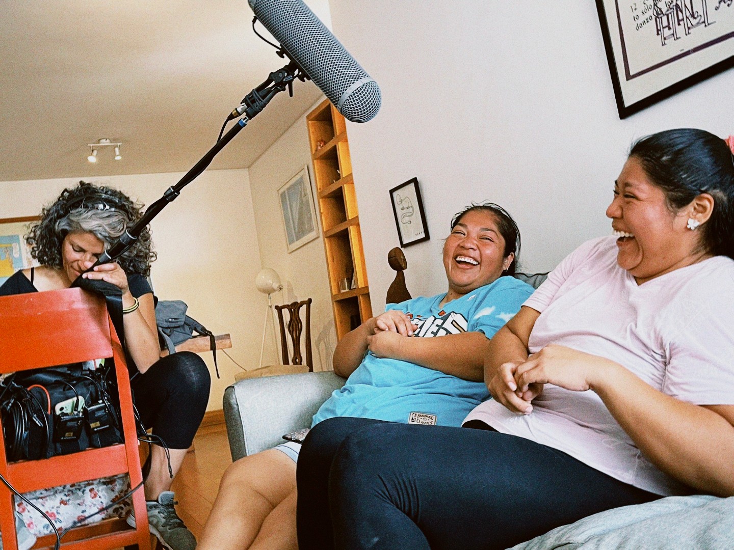 Rodaje de "Olímpicas" 🏅
📷 Por 10 años hemos registrado junto a Silvia y Ximena parte de sus vidas y actualmente nos encontramos en las últimas grabaciones para finalizar el montaje de esta entrañable historia, nos emociona estar terminando este hermoso proceso junto a un comprometido y talentoso equipo.
🌟 Agradecemos en especial a sus protagonistas y familias, por la confianza y por compartir las distintas etapas que vivimos, un trabajo persistente y colaborativo junto al querido equipo realizador de esta película.
🏅 "Olímpicas" es un documental dirigido y producido por Paola Castillo Villagrán de @erranteproducciones
🎥 Equipo Técnico:
Dirección y Producción: Paola Castillo Villagrán
Producción Ejecutiva: Alejandra Díaz @alejandra.diaz.scharager
Asistencia de Dirección: Lola Contreras @loretocontrerasv
Dirección de Fotografía: Pablo Valdés
Sonido Directo: Carlos Arias, Romina Cano y Boris Herrera
Montaje: Titi Viera-Gallo
#CineChileno #Largometraje #DocumentalChileno #Chile #ErranteProducciones #Documental #Cine#MujeresCineastas #MujeresEnElCine